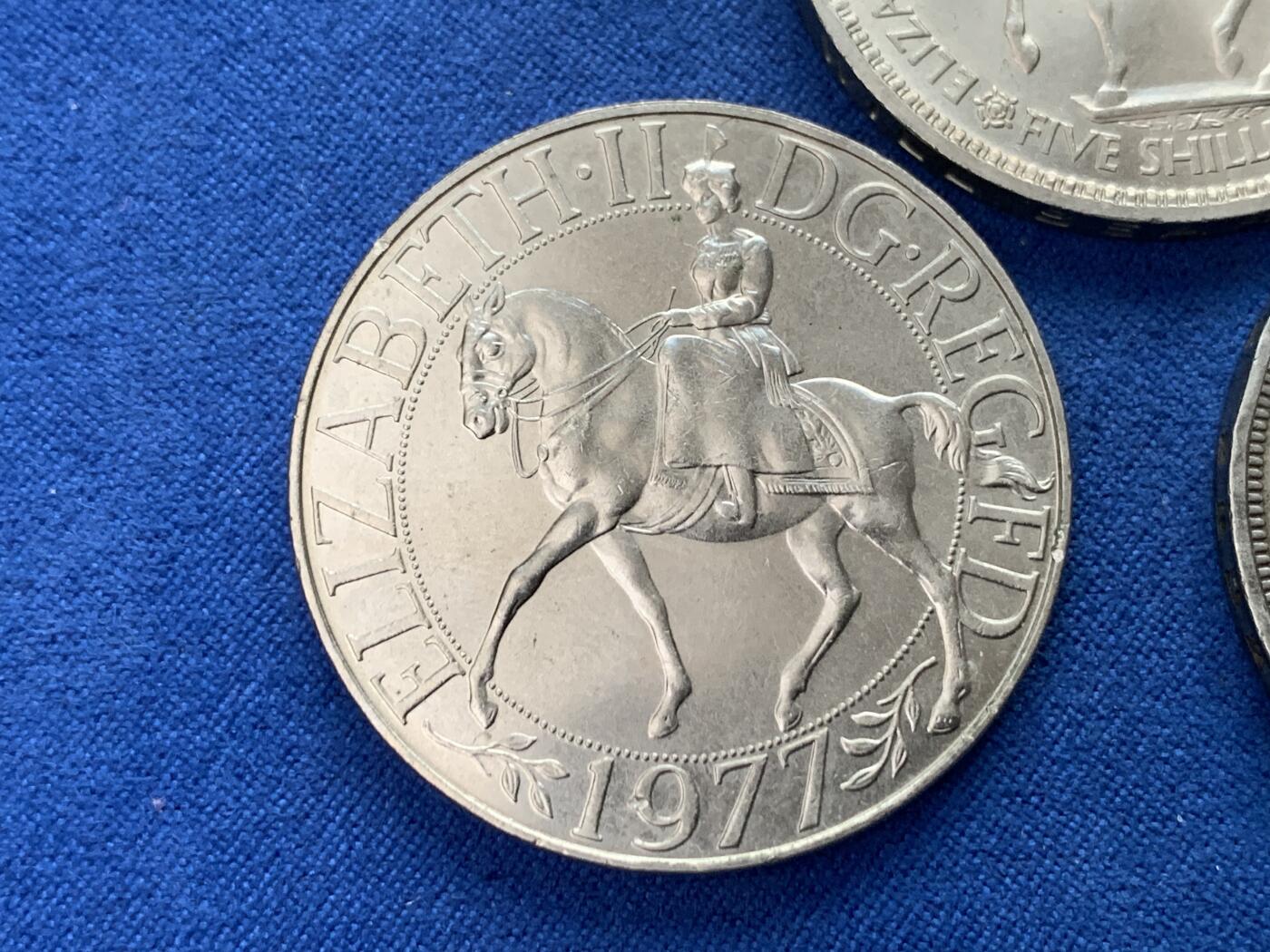 《竞宝斋》第373场 周日，周一，周二 3场连拍 （全场包邮） 三枚一组 英国克朗币，2枚登基克朗+1枚木马剑银币