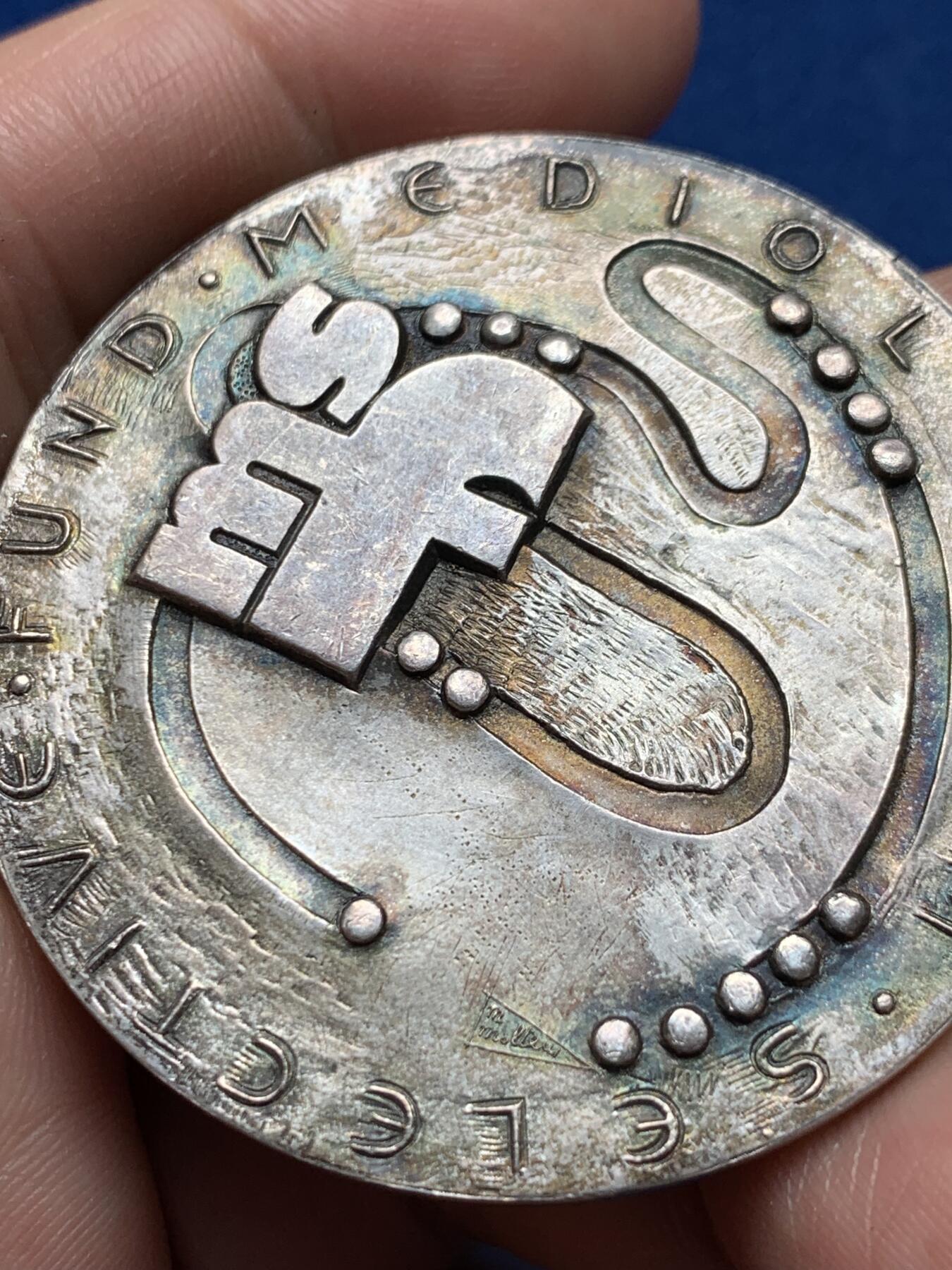 《竞宝斋》第373场 周日，周一，周二 3场连拍 （全场包邮） 意大利米兰1973景观银章 五彩包浆带银标 53.4克 49.7mm