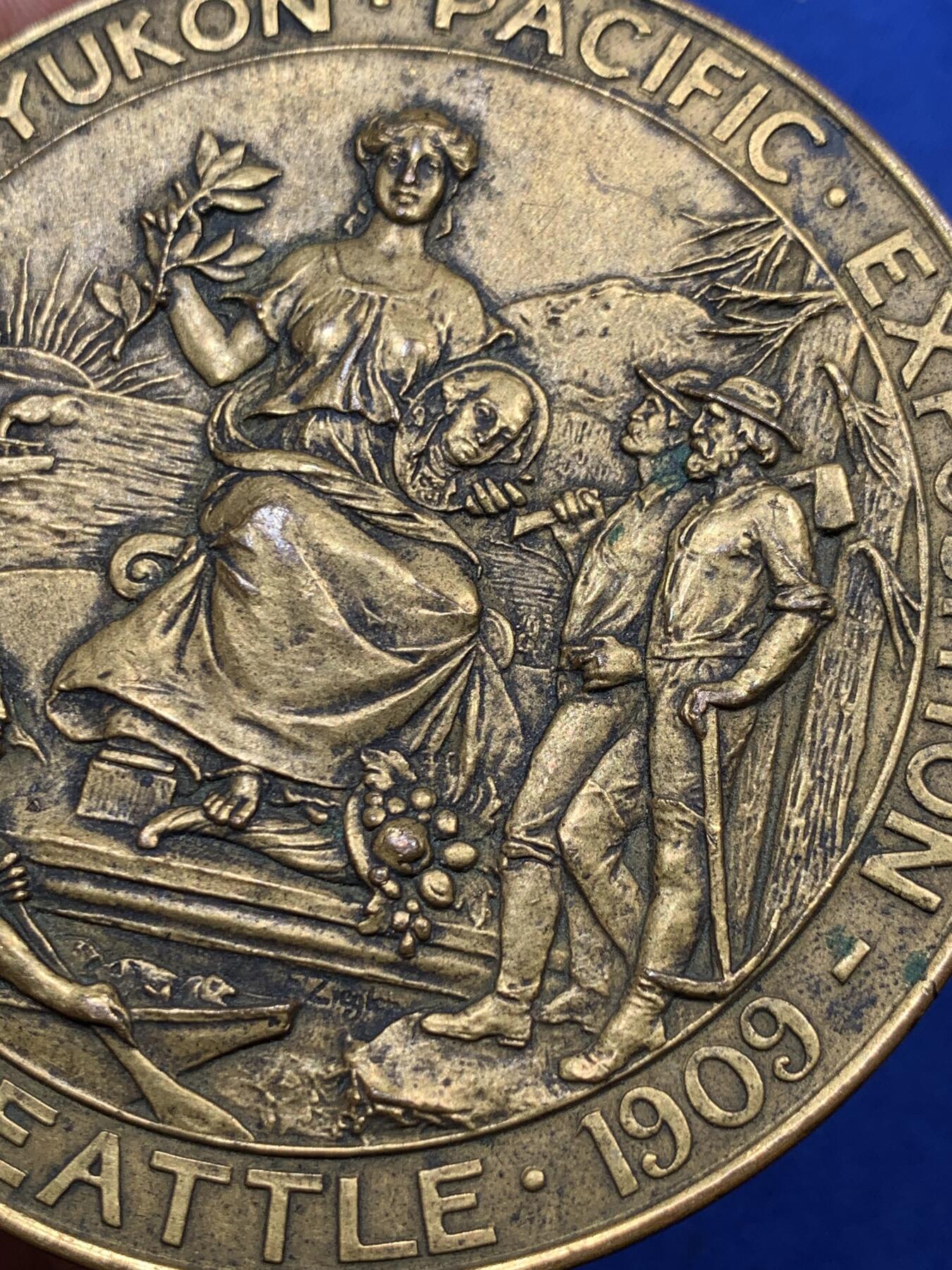 《竞宝斋》第373场 周日，周一，周二 3场连拍 （全场包邮） 美国1909阿拉斯加-育空太平洋博览会纪念大铜章 带盒 176克 76mm