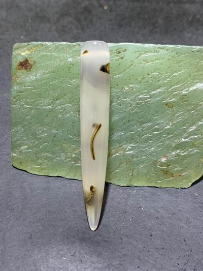 高玉化冰透草花纹海洋玉髓随形通货牙形吊坠一个 高玉化冰透草花纹海洋玉髓随形通货牙形吊坠一个