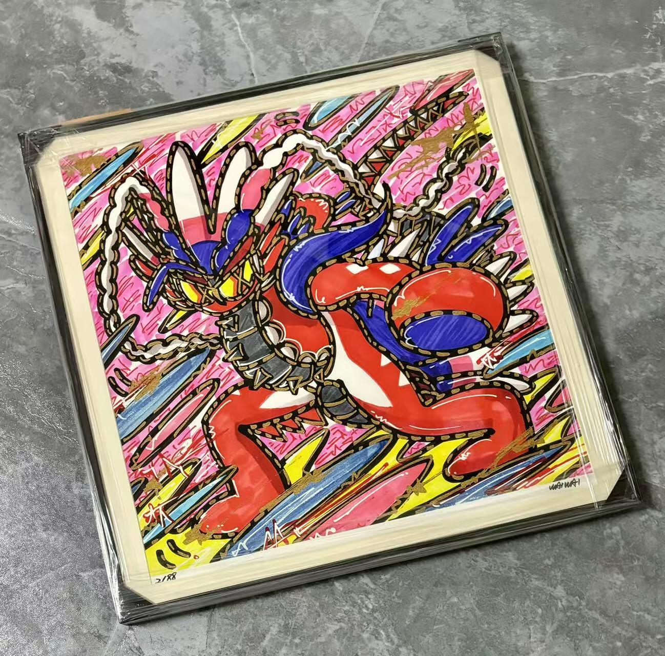 零元拍：歪歪亲笔签名 OWSON 系列作品装饰画《宝可梦朱紫之故勒顿》，已做装裱 合金相框尺寸55/55CM。因展品出展，镜框或亚克力可能有轻微划痕，介意勿拍
