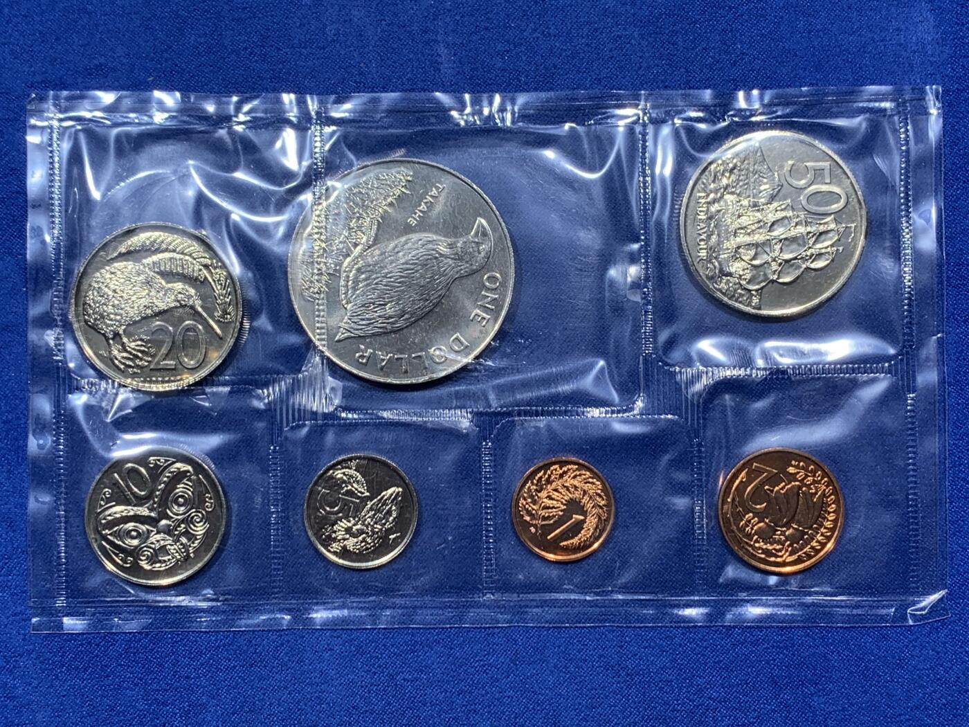 《竞宝斋》第374场 周日，周一，周二 3场连拍 （全场包邮） 新西兰官方MS 三套一组 1981 1982 1987 保存得都很不错 没有氧化 几个$1克朗型纪念币都挺少见的