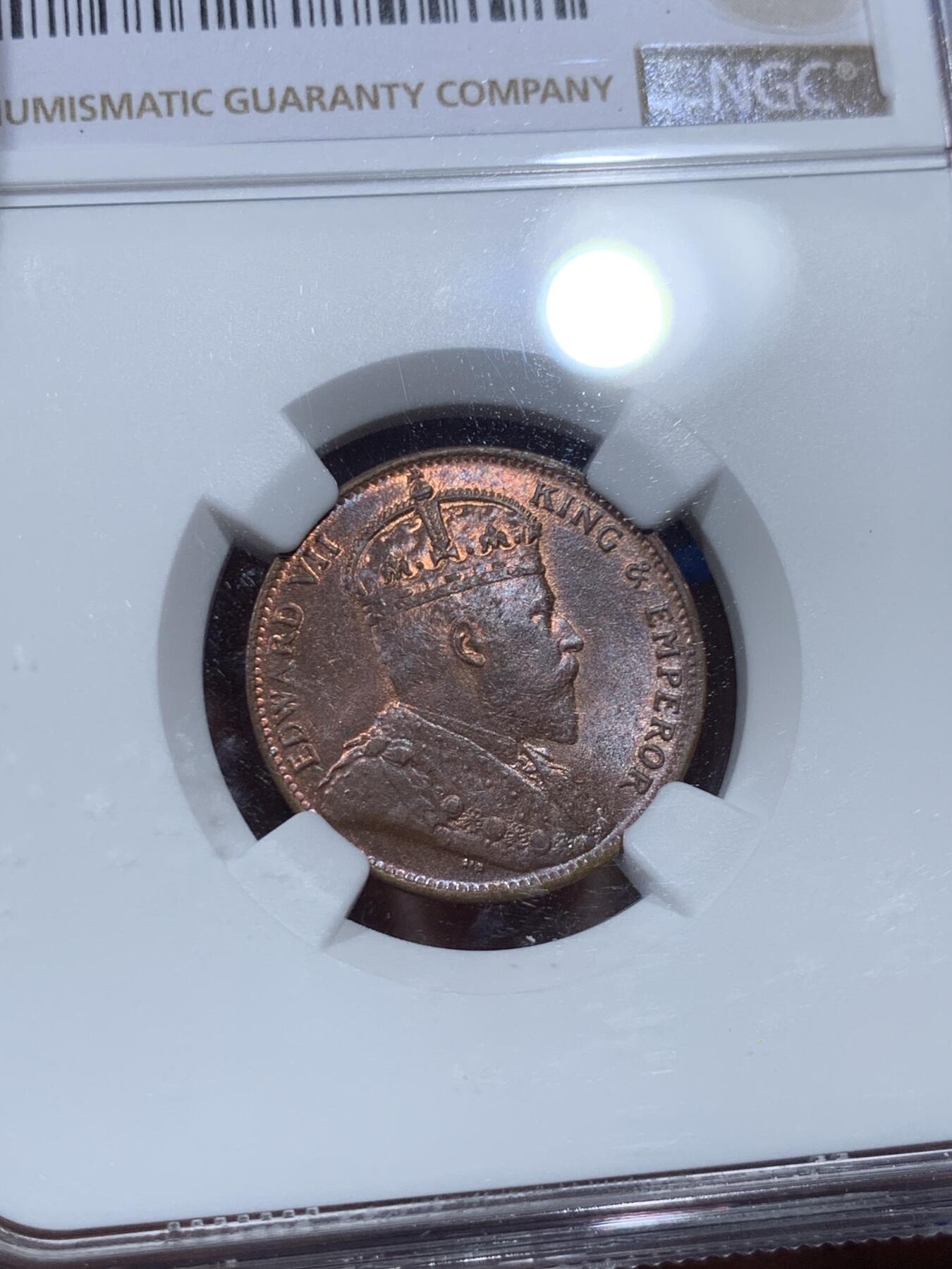 《竞宝斋》第374场 周日，周一，周二 3场连拍 （全场包邮） NGC MS64BN 英属锡兰1910年爱德华七世1分铜币，经典棕榈树图案。流通充分的铜辅币，铜光漂亮，状态不输RB。爱七在位不长，英属亚洲殖民地更是拍卖热点