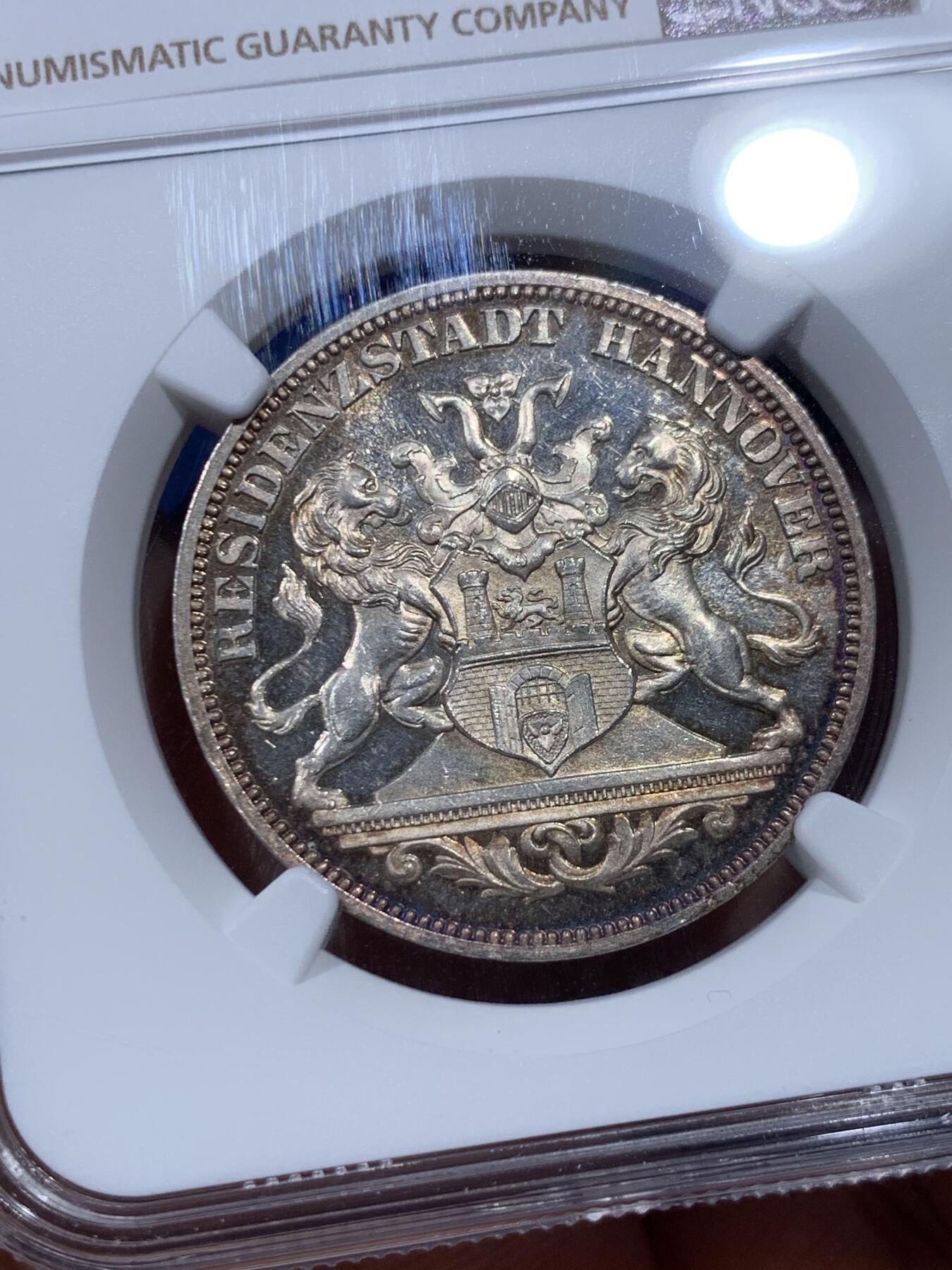 《竞宝斋》第374场 周日，周一，周二 3场连拍 （全场包邮） 唯一冠军分 NGC MS64PL 德国1872年汉诺威射击节女神泰勒，发行仅6317枚，入选克劳斯珍稀币目录。正面日耳曼妮娅女神，背面汉诺威双狮。实物底板带镜面感，绚丽五彩 可遇不可求 PL记录就2个