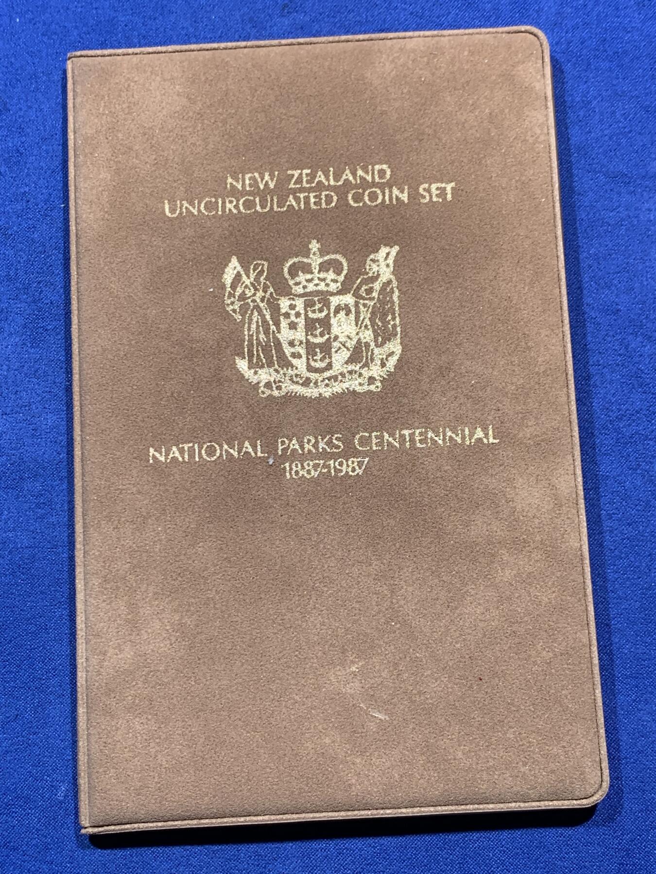 《竞宝斋》第374场 周日，周一，周二 3场连拍 （全场包邮） 新西兰官方MS 三套一组 1981 1982 1987 保存得都很不错 没有氧化 几个$1克朗型纪念币都挺少见的