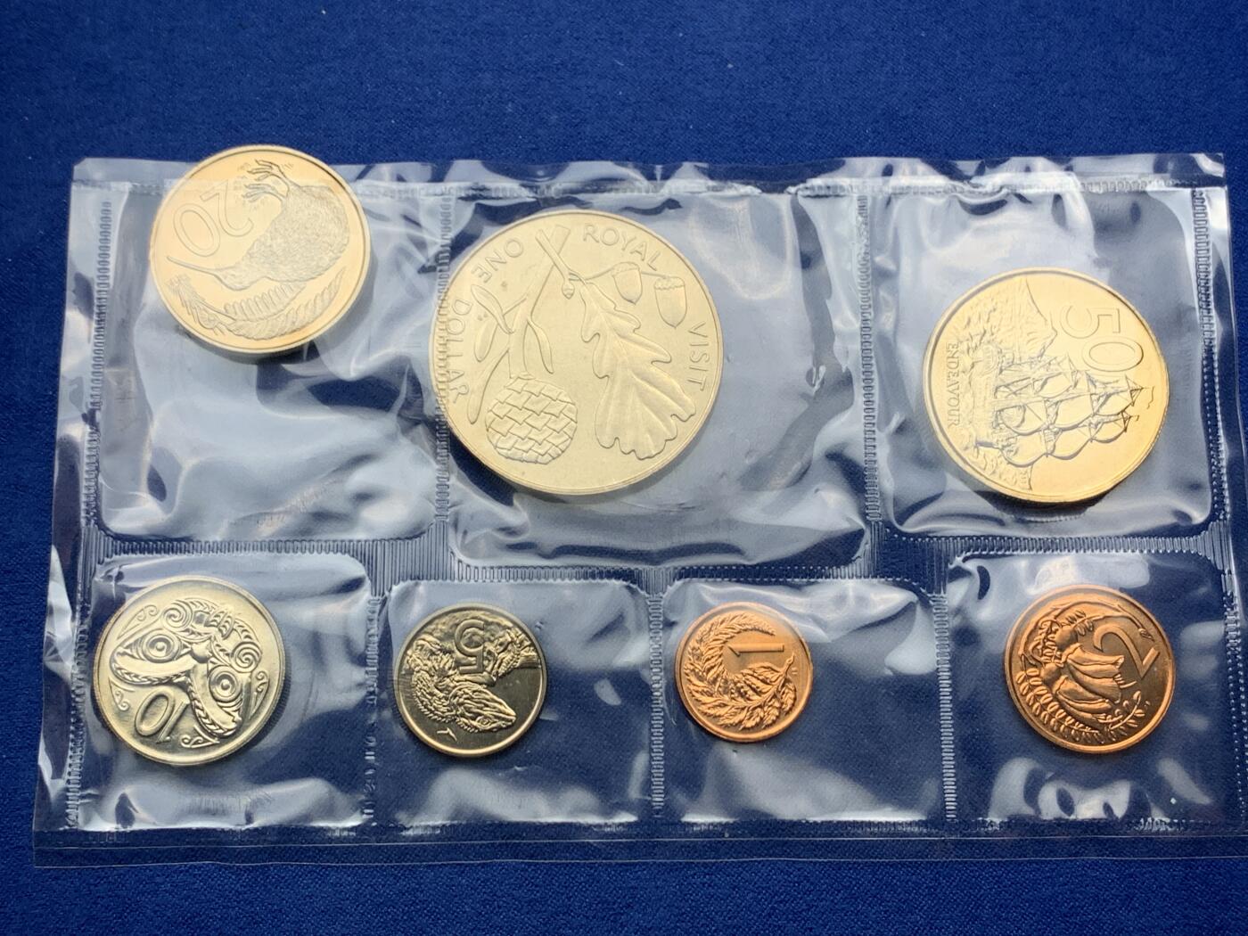 《竞宝斋》第374场 周日，周一，周二 3场连拍 （全场包邮） 新西兰官方MS 三套一组 1981 1982 1987 保存得都很不错 没有氧化 几个$1克朗型纪念币都挺少见的