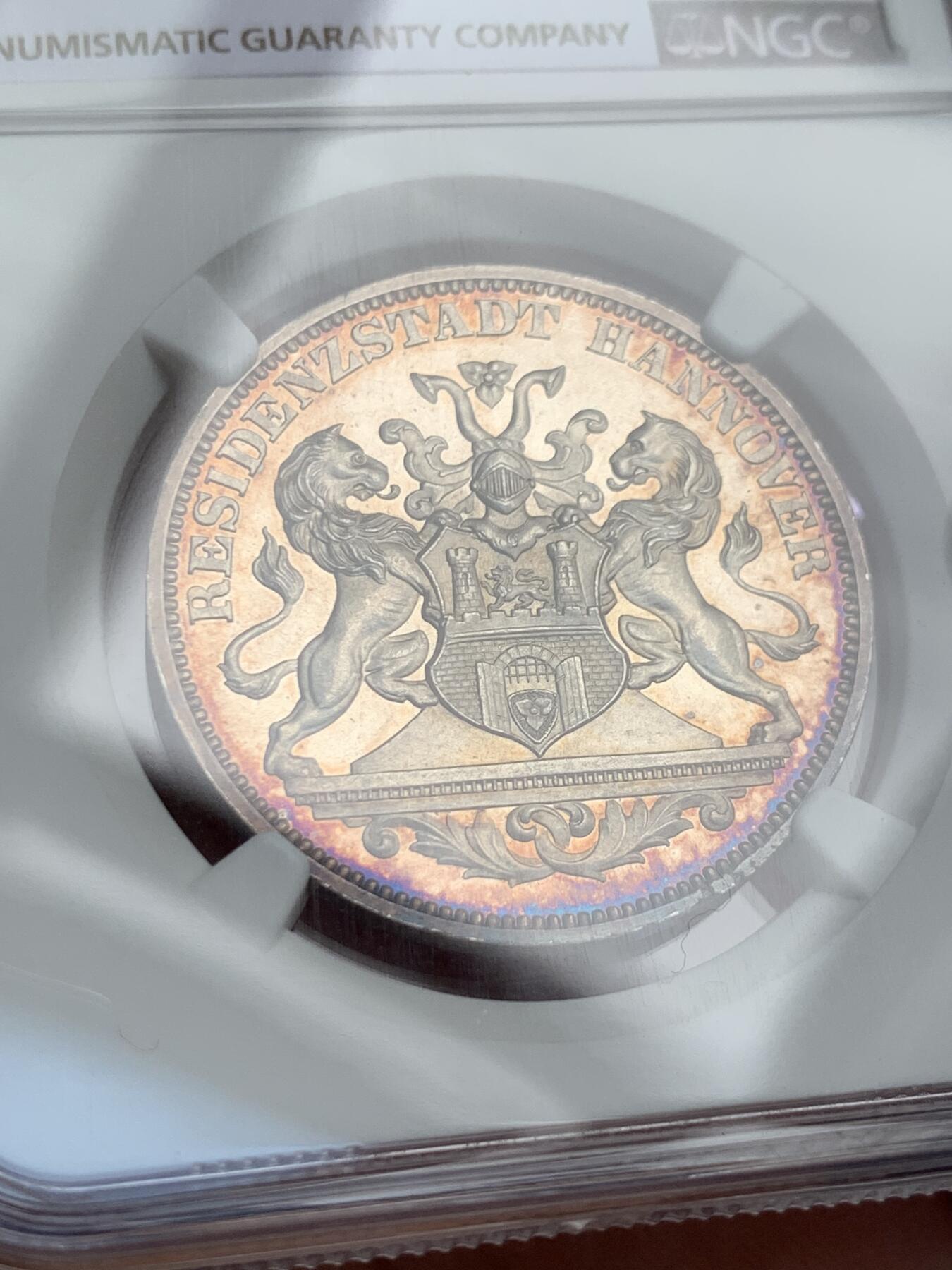 《竞宝斋》第374场 周日，周一，周二 3场连拍 （全场包邮） 唯一冠军分 NGC MS64PL 德国1872年汉诺威射击节女神泰勒，发行仅6317枚，入选克劳斯珍稀币目录。正面日耳曼妮娅女神，背面汉诺威双狮。实物底板带镜面感，绚丽五彩 可遇不可求 PL记录就2个