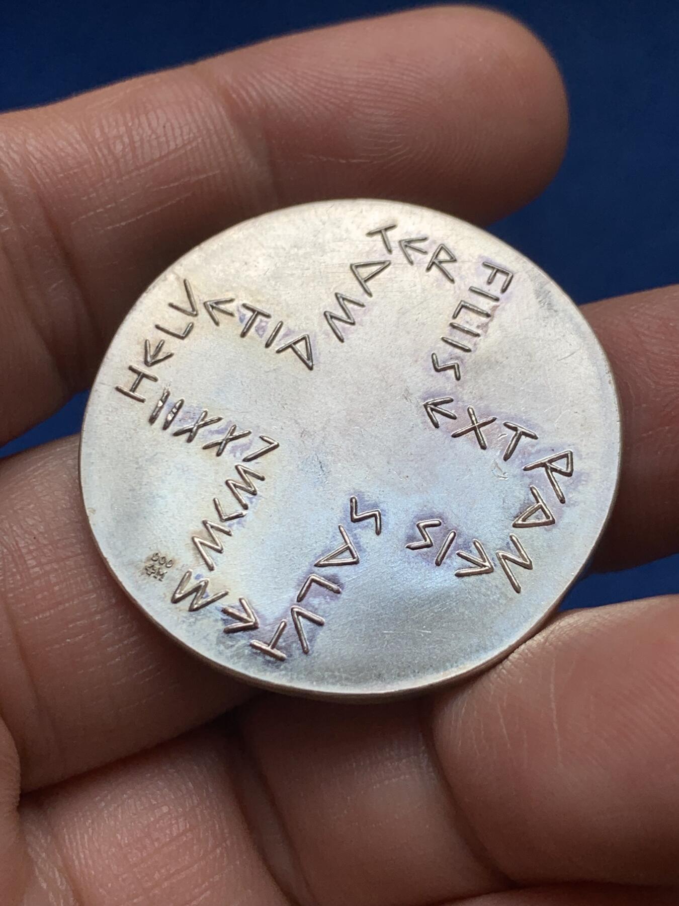 《竞宝斋》第374场 周日，周一，周二 3场连拍 （全场包邮） 1973瑞士侨民代表大会银质奖章 汉斯·埃尼作品 表面浮雕极其精美，原始光泽，品相好，超现实设计，引人注目。33.9mm 24.2克 900银