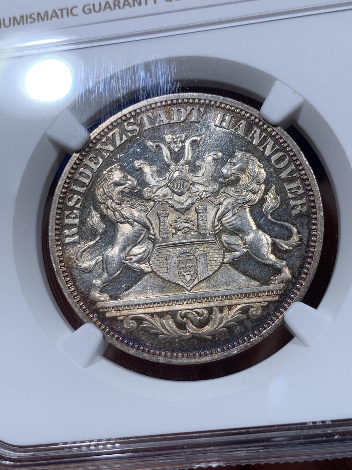 《竞宝斋》第374场 周日，周一，周二 3场连拍 （全场包邮） 唯一冠军分 NGC MS64PL 德国1872年汉诺威射击节女神泰勒，发行仅6317枚，入选克劳斯珍稀币目录。正面日耳曼妮娅女神，背面汉诺威双狮。实物底板带镜面感，绚丽五彩 可遇不可求 PL记录就2个