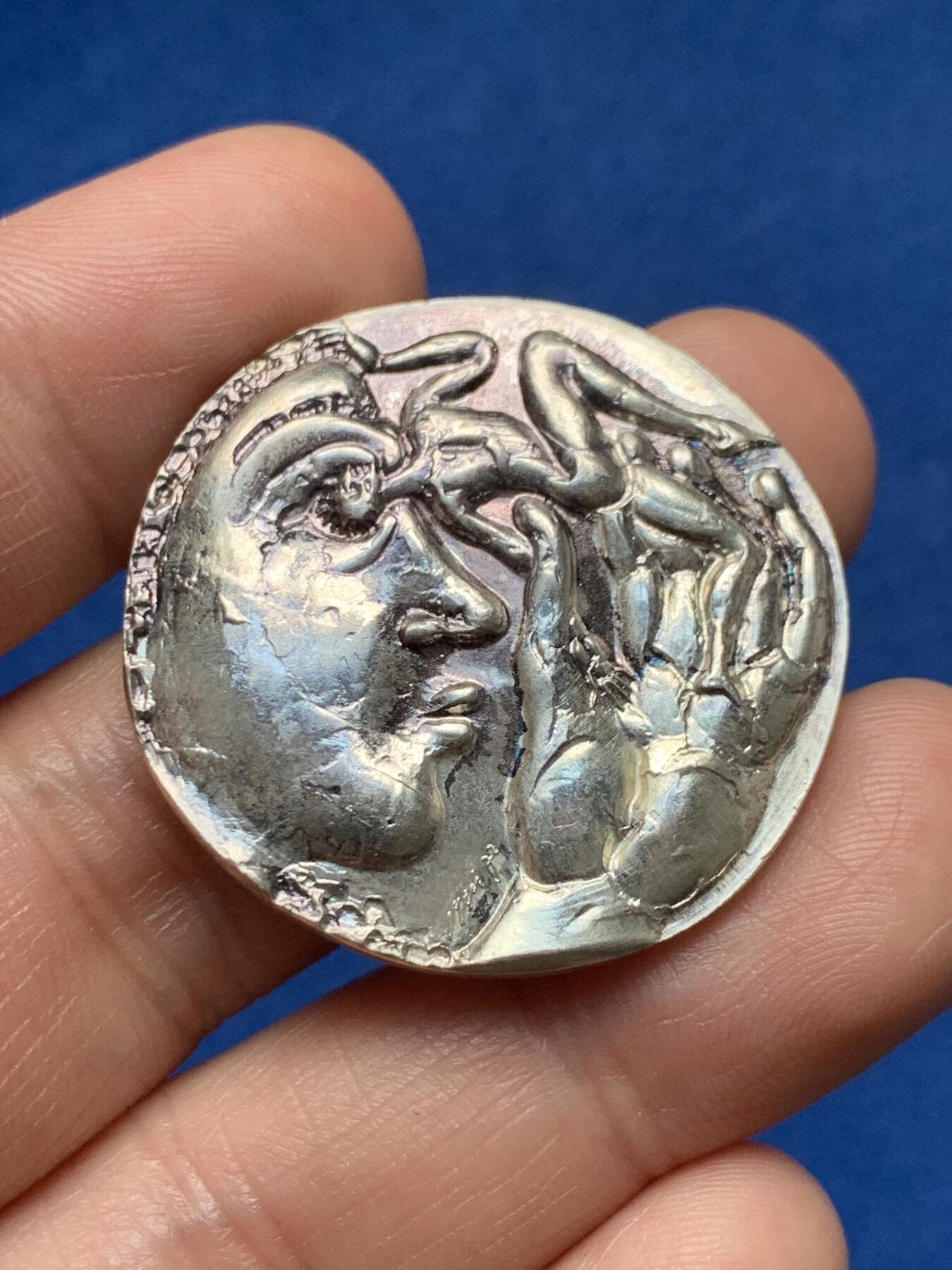 《竞宝斋》第374场 周日，周一，周二 3场连拍 （全场包邮） 1973瑞士侨民代表大会银质奖章 汉斯·埃尼作品 表面浮雕极其精美，原始光泽，品相好，超现实设计，引人注目。33.9mm 24.2克 900银