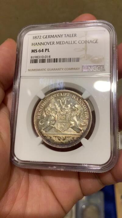《竞宝斋》第374场 周日，周一，周二 3场连拍 （全场包邮） 唯一冠军分 NGC MS64PL 德国1872年汉诺威射击节女神泰勒，发行仅6317枚，入选克劳斯珍稀币目录。正面日耳曼妮娅女神，背面汉诺威双狮。实物底板带镜面感，绚丽五彩 可遇不可求 PL记录就2个