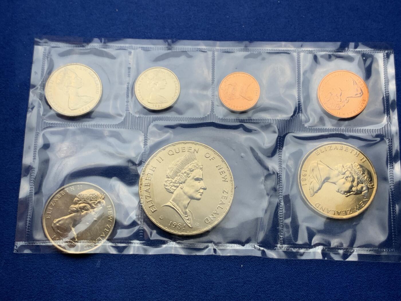 《竞宝斋》第374场 周日，周一，周二 3场连拍 （全场包邮） 新西兰官方MS 三套一组 1981 1982 1987 保存得都很不错 没有氧化 几个$1克朗型纪念币都挺少见的