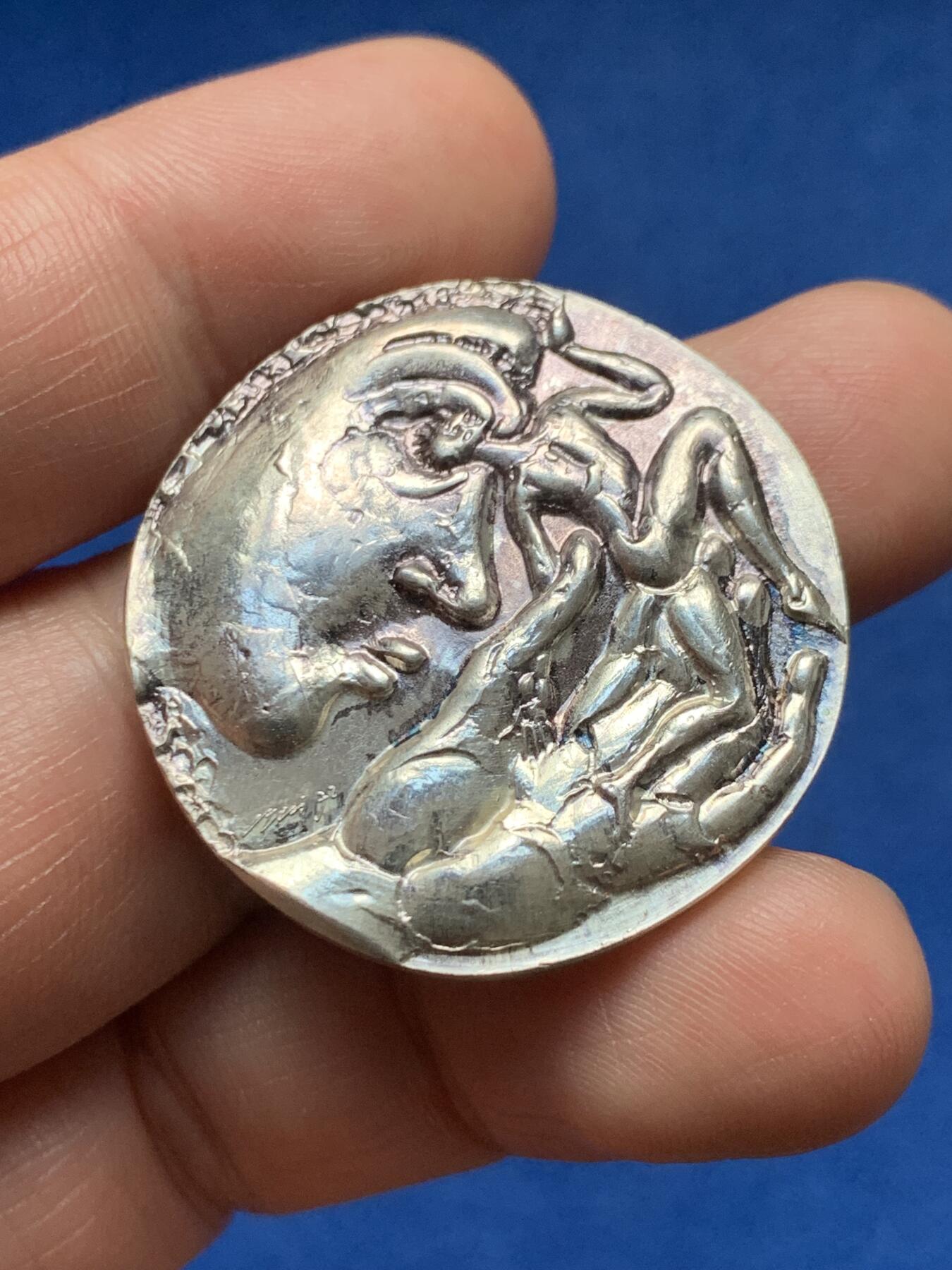 《竞宝斋》第374场 周日，周一，周二 3场连拍 （全场包邮） 1973瑞士侨民代表大会银质奖章 汉斯·埃尼作品 表面浮雕极其精美，原始光泽，品相好，超现实设计，引人注目。33.9mm 24.2克 900银