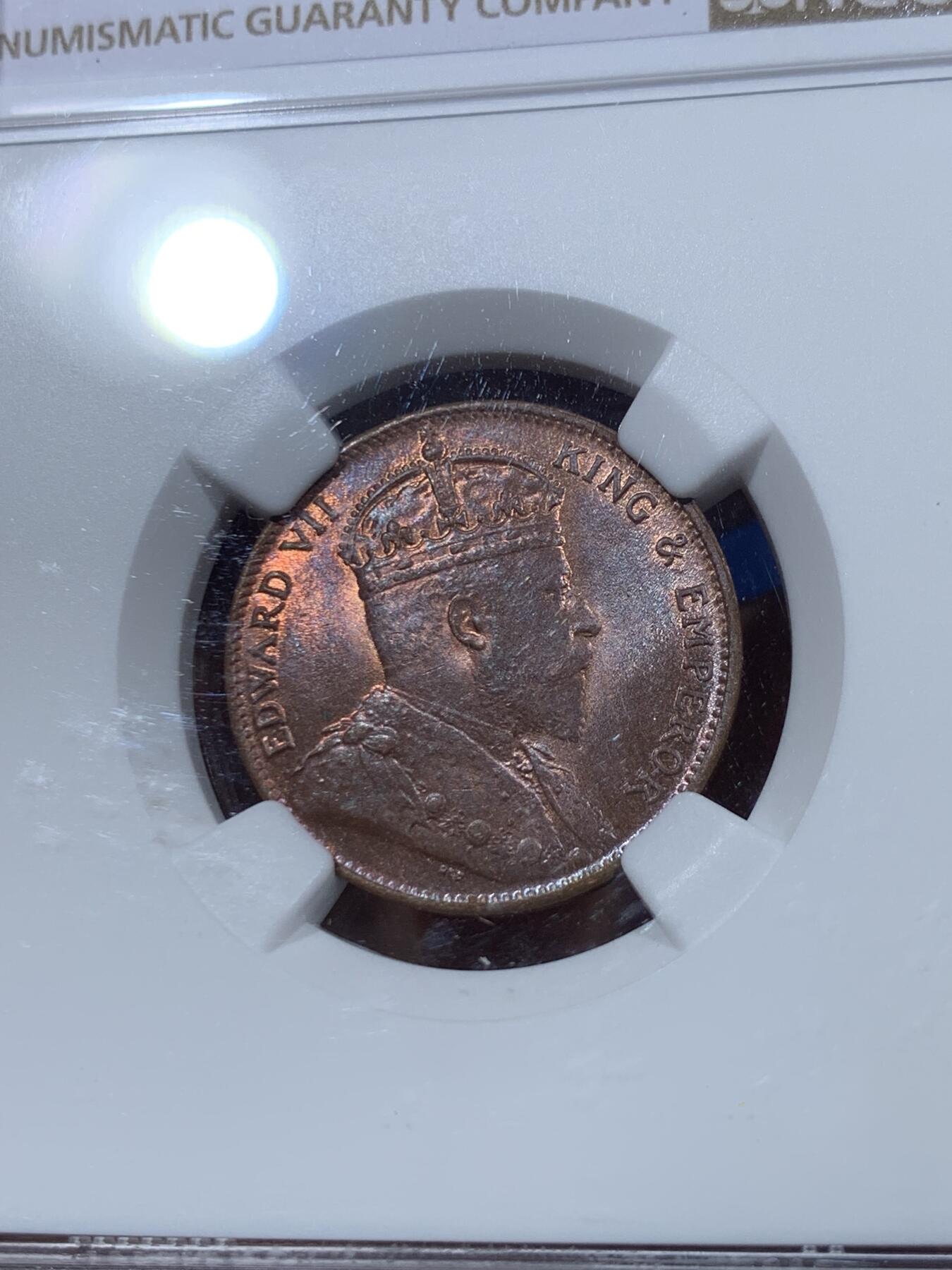 《竞宝斋》第374场 周日，周一，周二 3场连拍 （全场包邮） NGC MS64BN 英属锡兰1910年爱德华七世1分铜币，经典棕榈树图案。流通充分的铜辅币，铜光漂亮，状态不输RB。爱七在位不长，英属亚洲殖民地更是拍卖热点