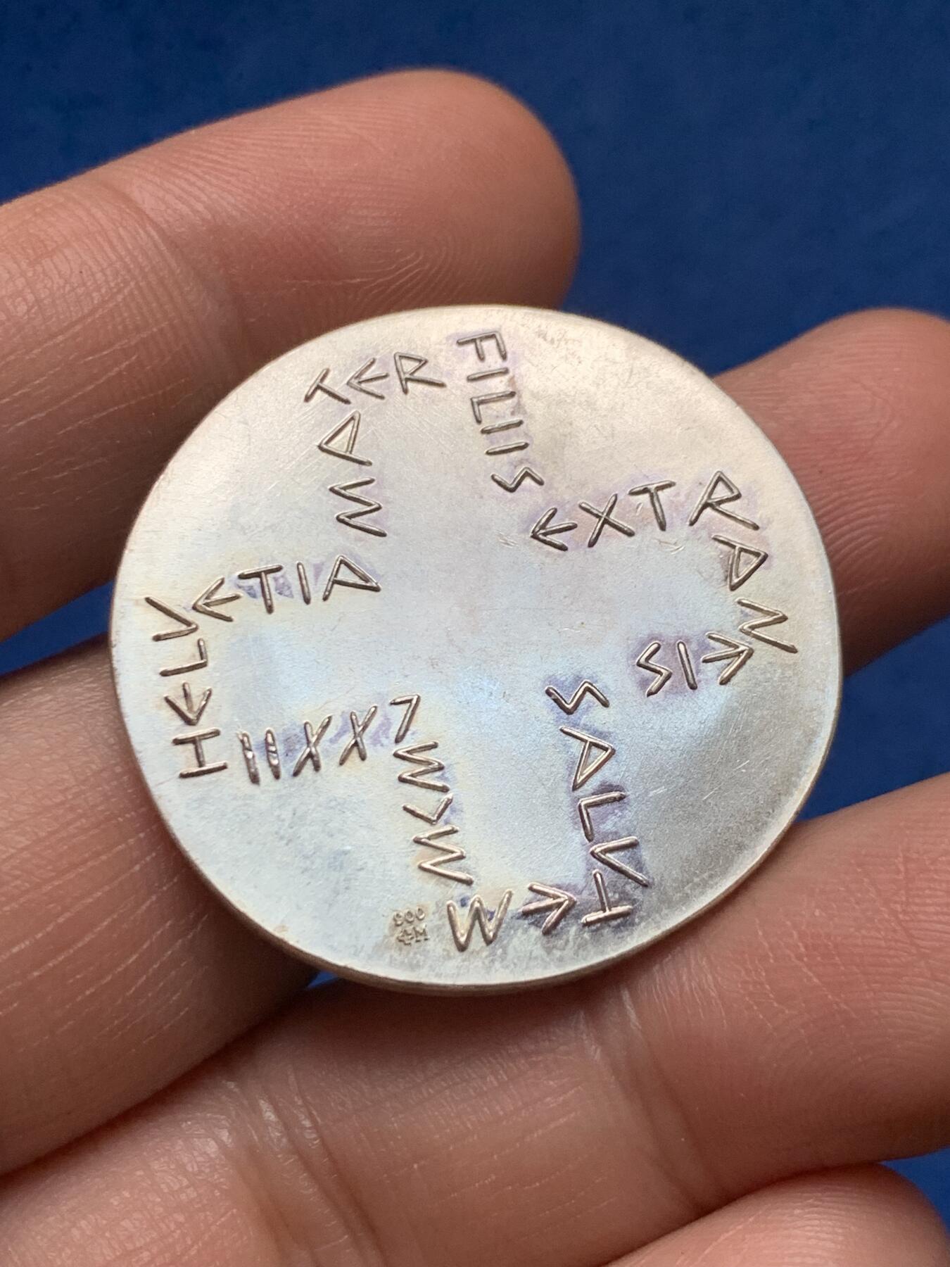 《竞宝斋》第374场 周日，周一，周二 3场连拍 （全场包邮） 1973瑞士侨民代表大会银质奖章 汉斯·埃尼作品 表面浮雕极其精美，原始光泽，品相好，超现实设计，引人注目。33.9mm 24.2克 900银