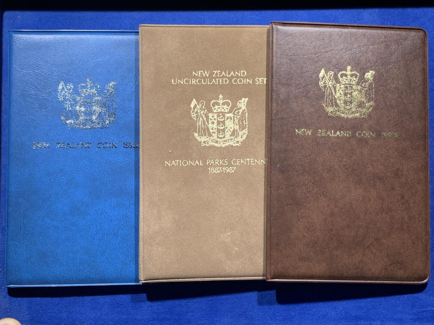 《竞宝斋》第374场 周日，周一，周二 3场连拍 （全场包邮） 新西兰官方MS 三套一组 1981 1982 1987 保存得都很不错 没有氧化 几个$1克朗型纪念币都挺少见的
