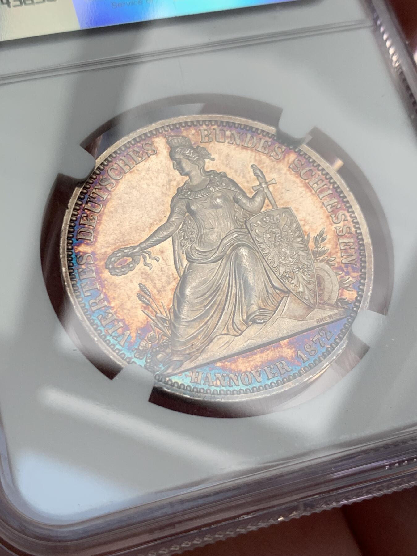 《竞宝斋》第374场 周日，周一，周二 3场连拍 （全场包邮） 唯一冠军分 NGC MS64PL 德国1872年汉诺威射击节女神泰勒，发行仅6317枚，入选克劳斯珍稀币目录。正面日耳曼妮娅女神，背面汉诺威双狮。实物底板带镜面感，绚丽五彩 可遇不可求 PL记录就2个