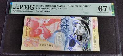 刘世昌艺术品销售中心～虎踞龙蟠*金杨在线联拍群第509期 - 东加勒比2023年“央行成立40周年”2元纪念钞（PMG    67E    号码：AB205869）1枚。此币荣获当年IBNS世界纸币大奖赛“最佳纸币”大奖。