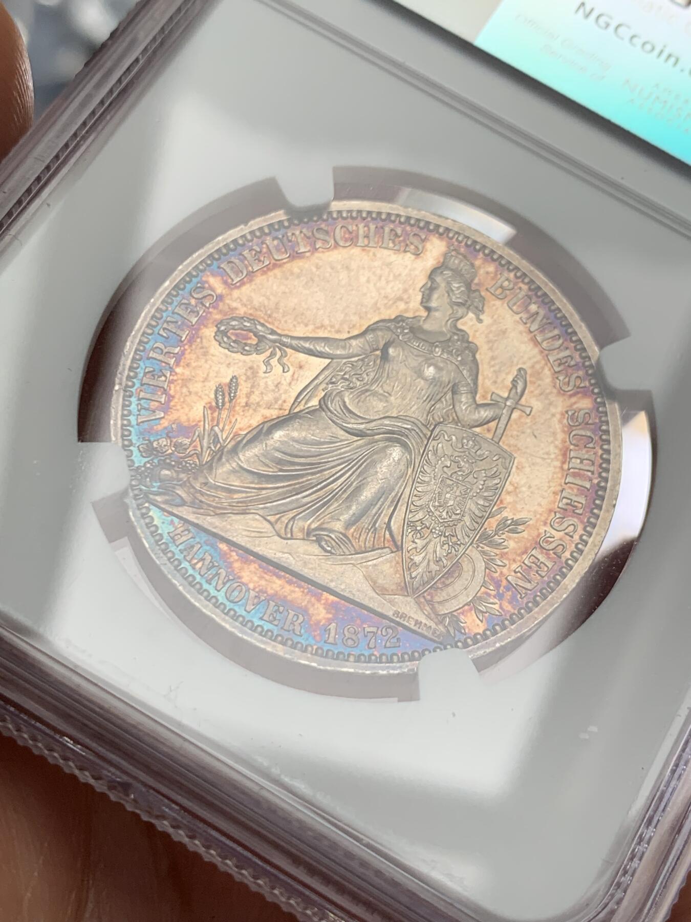 《竞宝斋》第374场 周日，周一，周二 3场连拍 （全场包邮） 唯一冠军分 NGC MS64PL 德国1872年汉诺威射击节女神泰勒，发行仅6317枚，入选克劳斯珍稀币目录。正面日耳曼妮娅女神，背面汉诺威双狮。实物底板带镜面感，绚丽五彩 可遇不可求 PL记录就2个