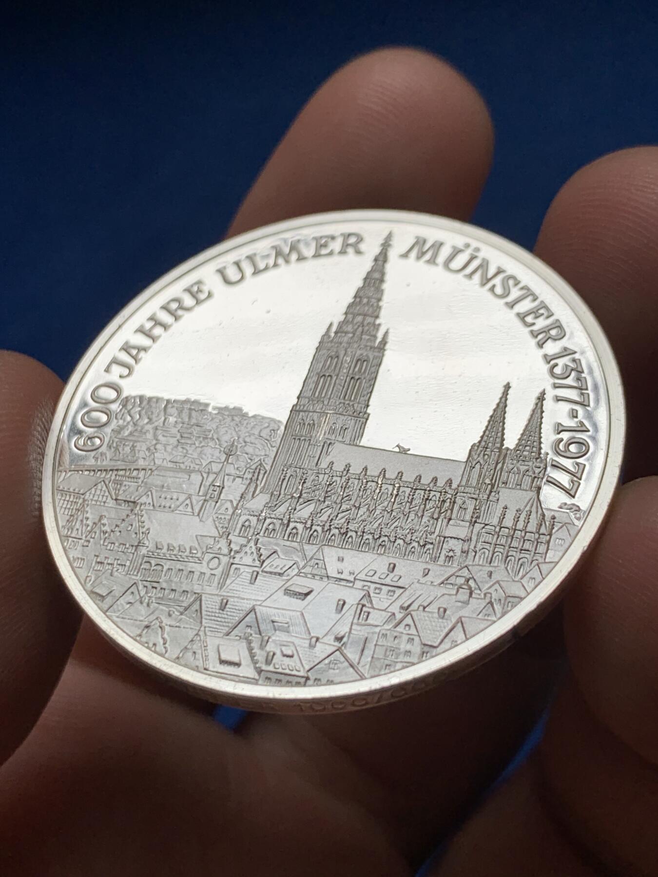 《竞宝斋》第374场 周日，周一，周二 3场连拍 （全场包邮） 德意志联邦共和国1377-1977乌尔默明斯特600周年纪念银章 镜面感 24.9克 40.3mm 纯银