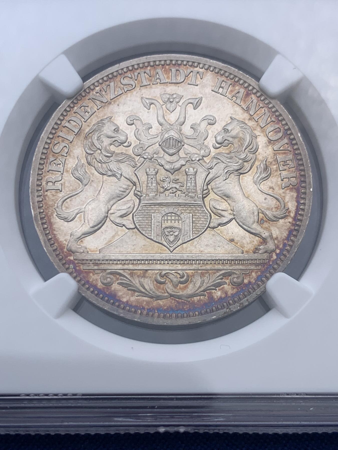 《竞宝斋》第374场 周日，周一，周二 3场连拍 （全场包邮） 唯一冠军分 NGC MS64PL 德国1872年汉诺威射击节女神泰勒，发行仅6317枚，入选克劳斯珍稀币目录。正面日耳曼妮娅女神，背面汉诺威双狮。实物底板带镜面感，绚丽五彩 可遇不可求 PL记录就2个