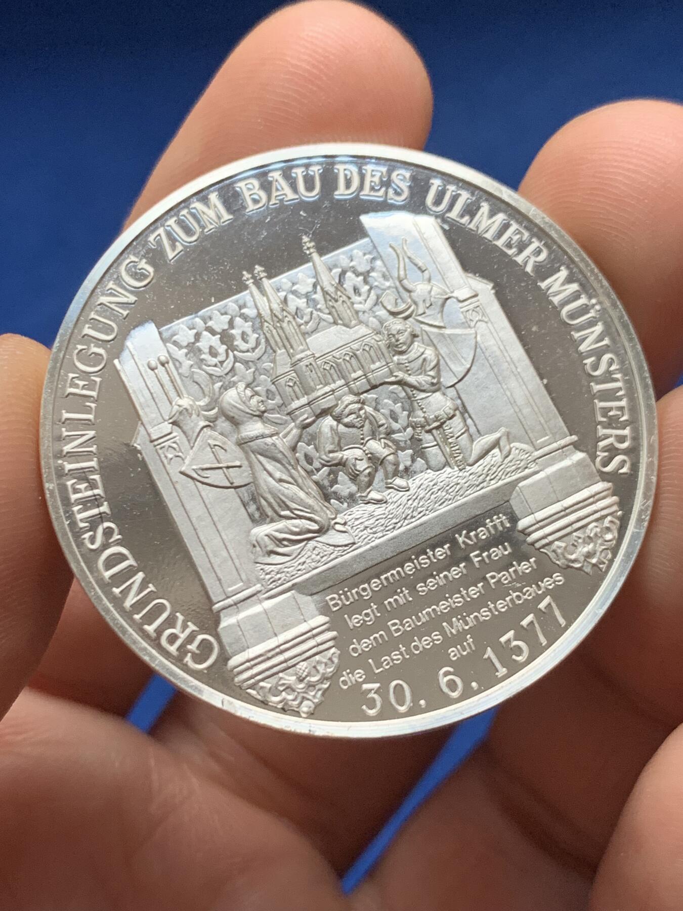 《竞宝斋》第374场 周日，周一，周二 3场连拍 （全场包邮） 德意志联邦共和国1377-1977乌尔默明斯特600周年纪念银章 镜面感 24.9克 40.3mm 纯银