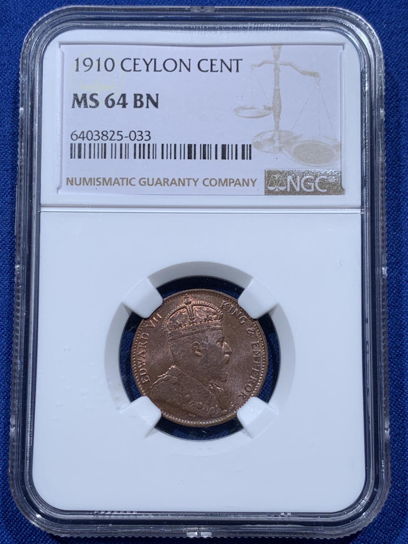 《竞宝斋》第374场 周日，周一，周二 3场连拍 （全场包邮） NGC MS64BN 英属锡兰1910年爱德华七世1分铜币，经典棕榈树图案。流通充分的铜辅币，铜光漂亮，状态不输RB。爱七在位不长，英属亚洲殖民地更是拍卖热点