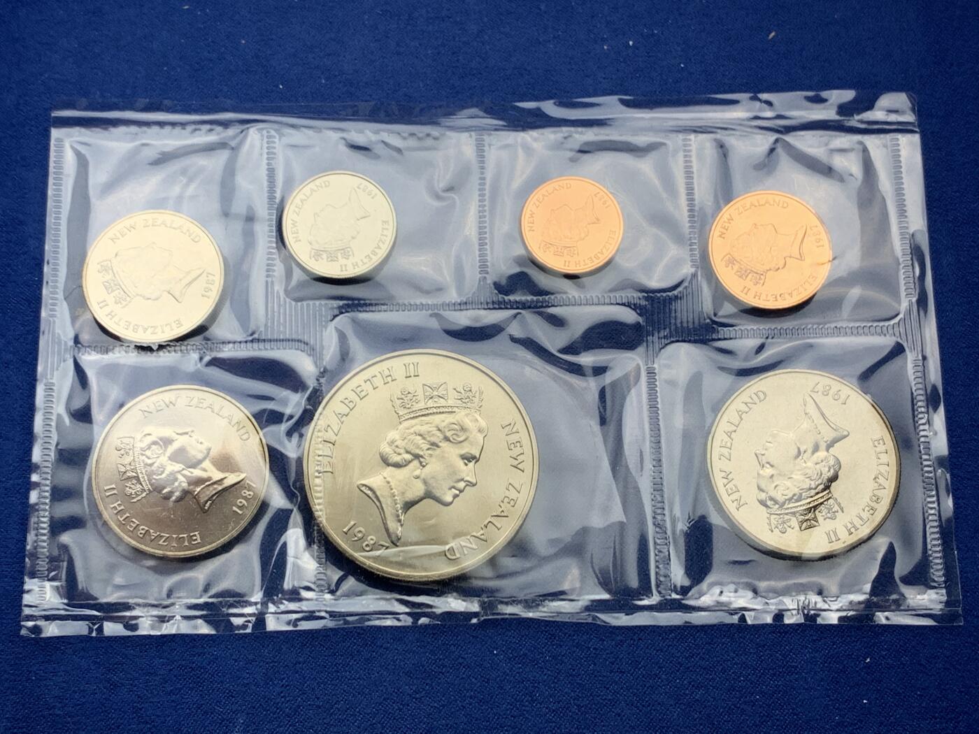 《竞宝斋》第374场 周日，周一，周二 3场连拍 （全场包邮） 新西兰官方MS 三套一组 1981 1982 1987 保存得都很不错 没有氧化 几个$1克朗型纪念币都挺少见的