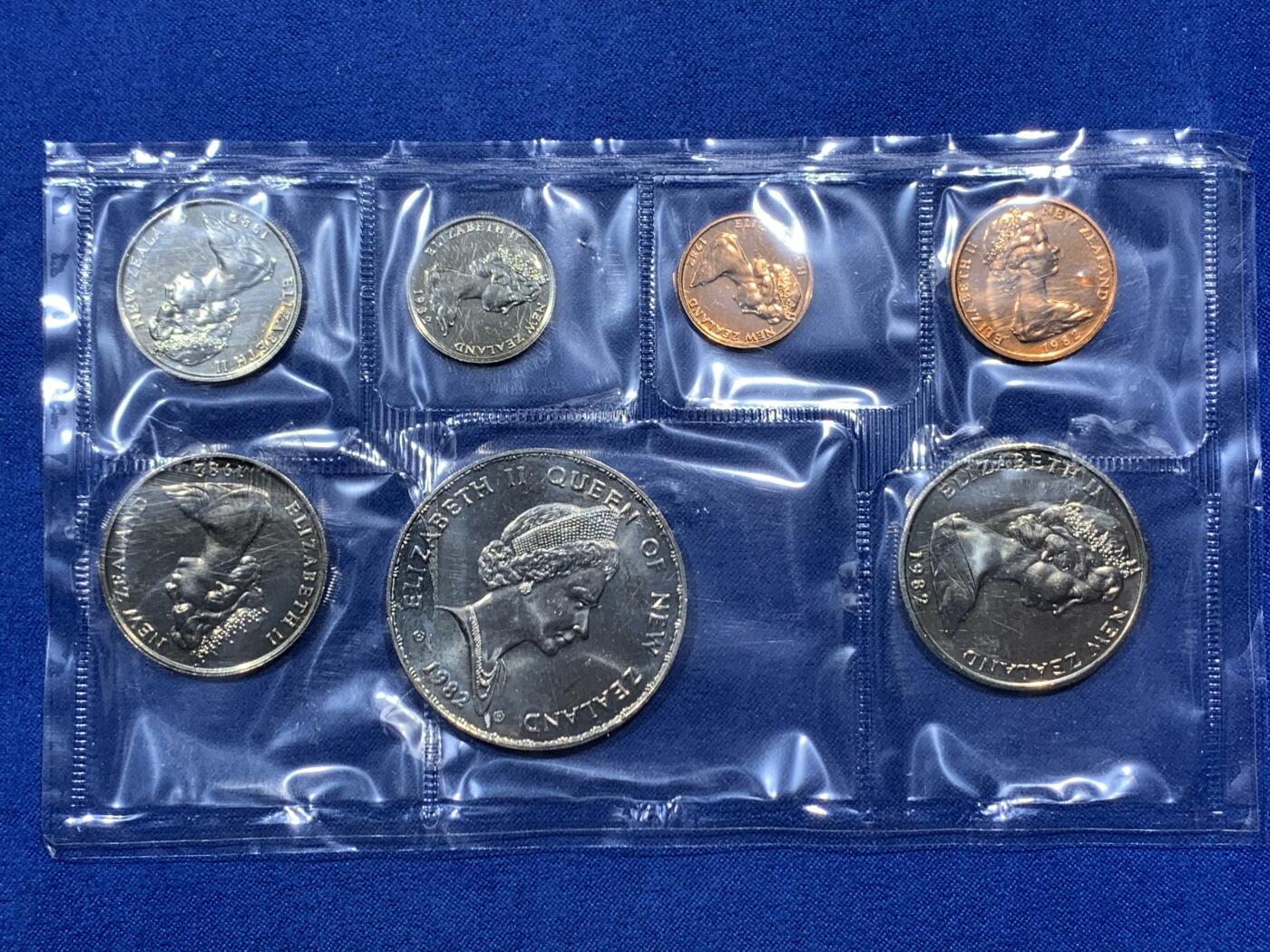 《竞宝斋》第374场 周日，周一，周二 3场连拍 （全场包邮） 新西兰官方MS 三套一组 1981 1982 1987 保存得都很不错 没有氧化 几个$1克朗型纪念币都挺少见的