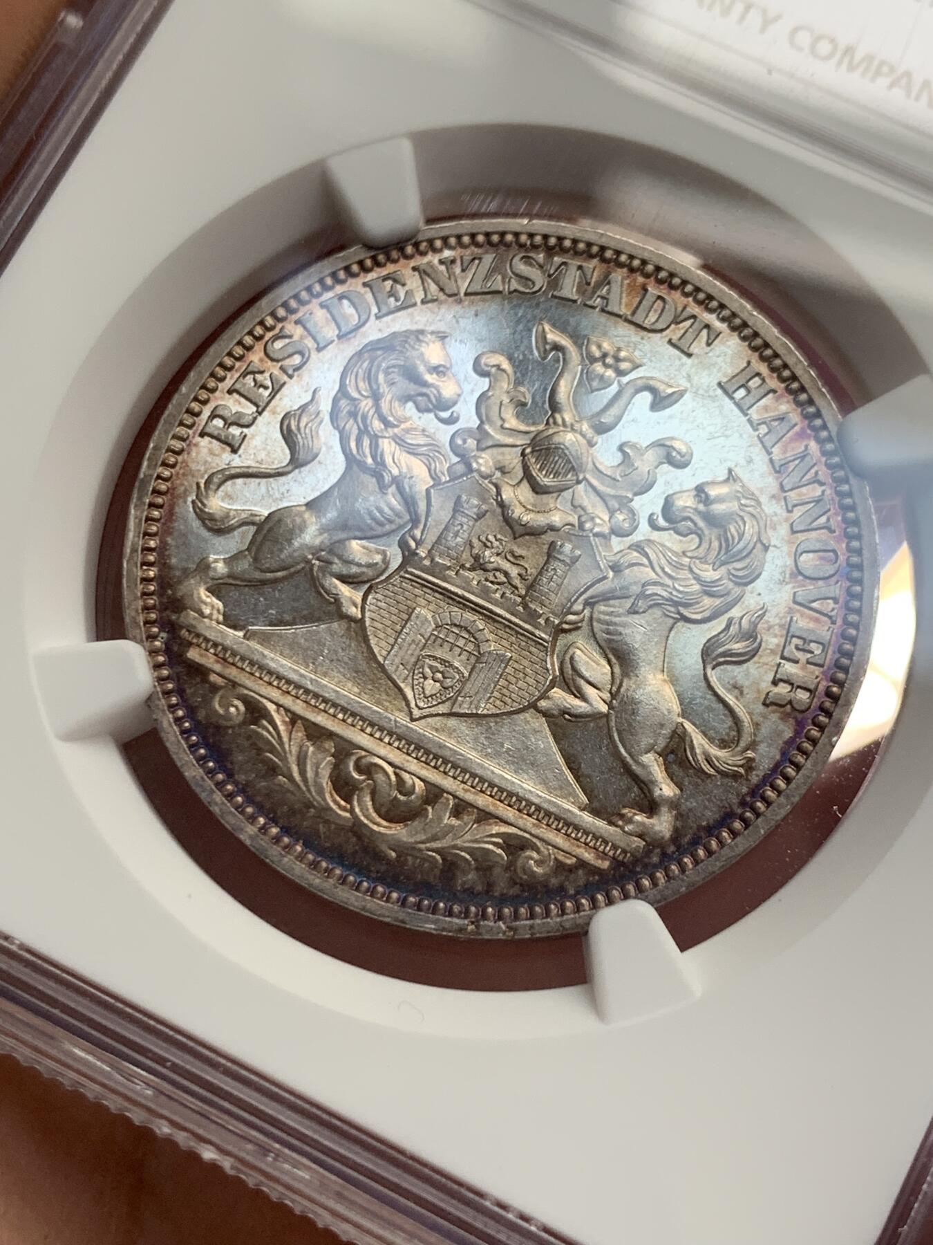 《竞宝斋》第374场 周日，周一，周二 3场连拍 （全场包邮） 唯一冠军分 NGC MS64PL 德国1872年汉诺威射击节女神泰勒，发行仅6317枚，入选克劳斯珍稀币目录。正面日耳曼妮娅女神，背面汉诺威双狮。实物底板带镜面感，绚丽五彩 可遇不可求 PL记录就2个