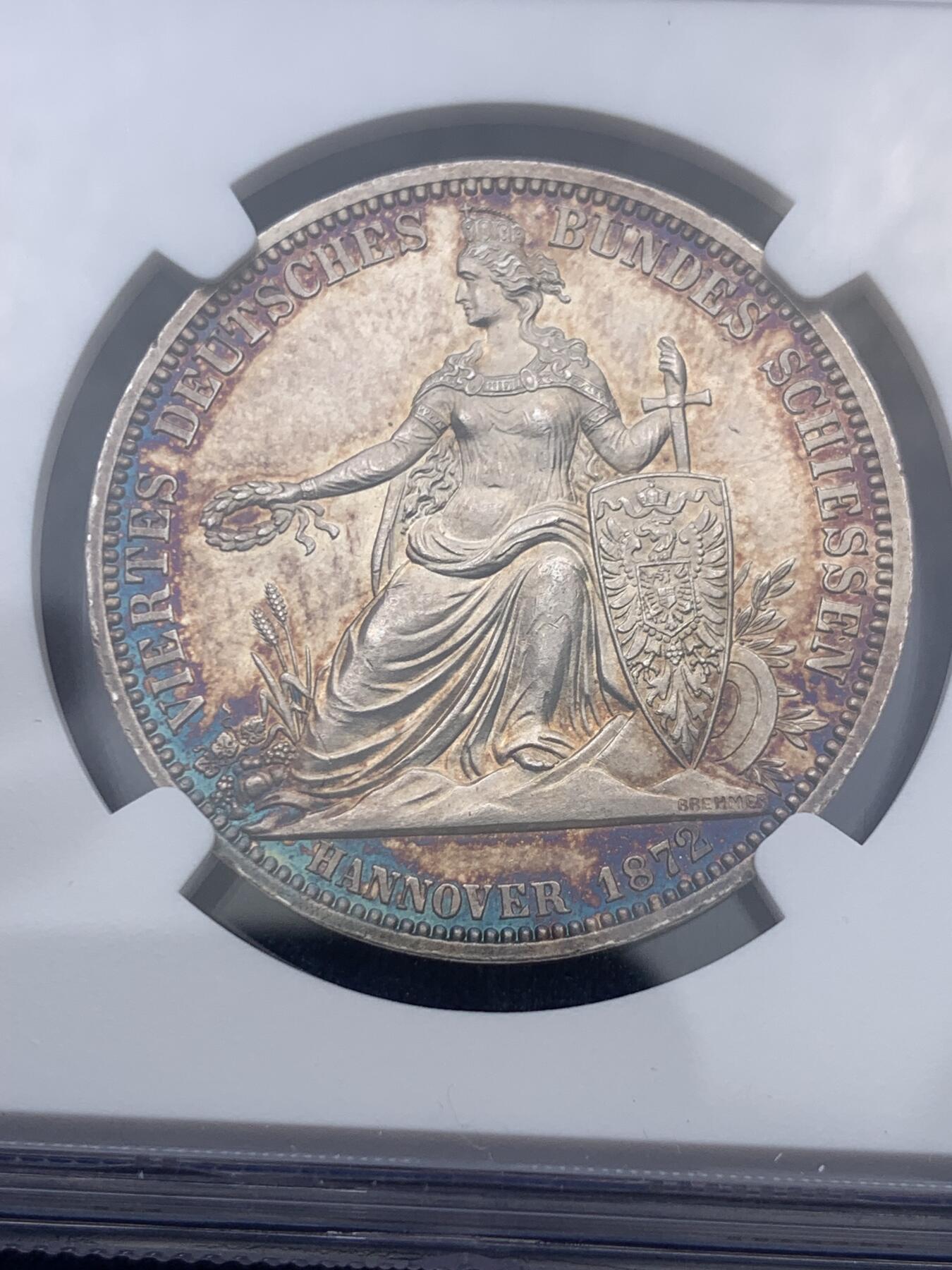 《竞宝斋》第374场 周日，周一，周二 3场连拍 （全场包邮） 唯一冠军分 NGC MS64PL 德国1872年汉诺威射击节女神泰勒，发行仅6317枚，入选克劳斯珍稀币目录。正面日耳曼妮娅女神，背面汉诺威双狮。实物底板带镜面感，绚丽五彩 可遇不可求 PL记录就2个