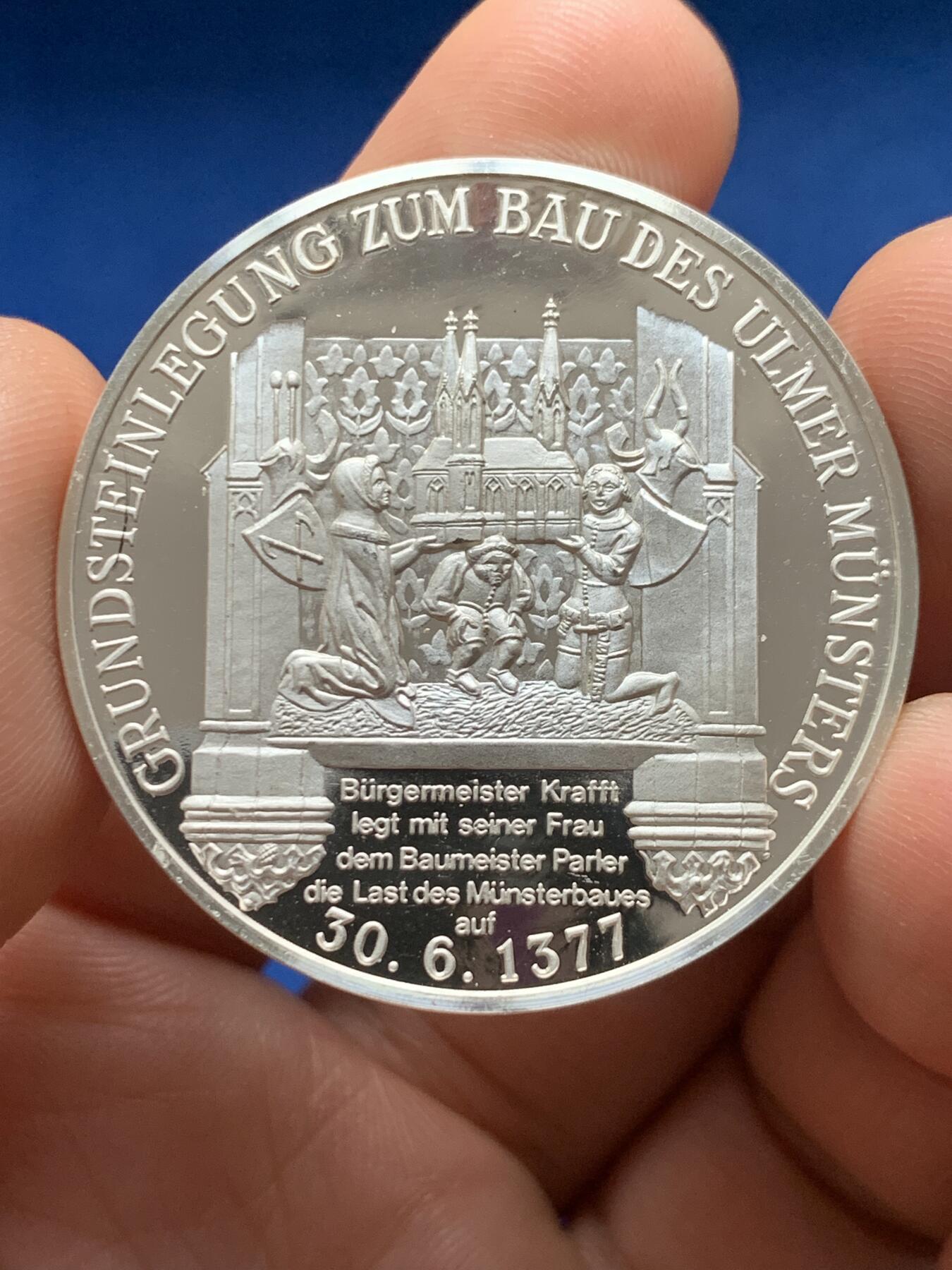 《竞宝斋》第374场 周日，周一，周二 3场连拍 （全场包邮） 德意志联邦共和国1377-1977乌尔默明斯特600周年纪念银章 镜面感 24.9克 40.3mm 纯银