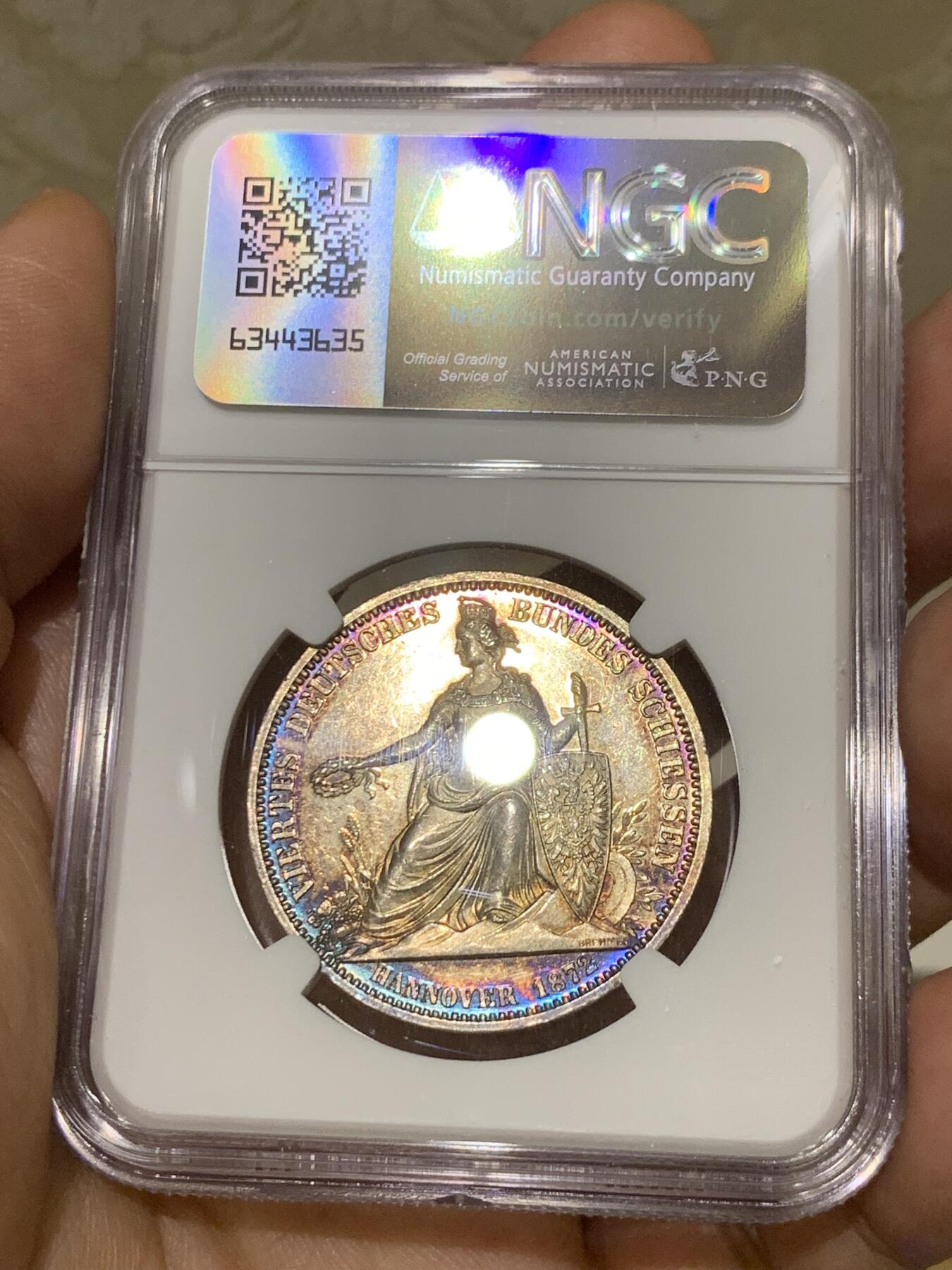 《竞宝斋》第374场 周日，周一，周二 3场连拍 （全场包邮） 唯一冠军分 NGC MS64PL 德国1872年汉诺威射击节女神泰勒，发行仅6317枚，入选克劳斯珍稀币目录。正面日耳曼妮娅女神，背面汉诺威双狮。实物底板带镜面感，绚丽五彩 可遇不可求 PL记录就2个