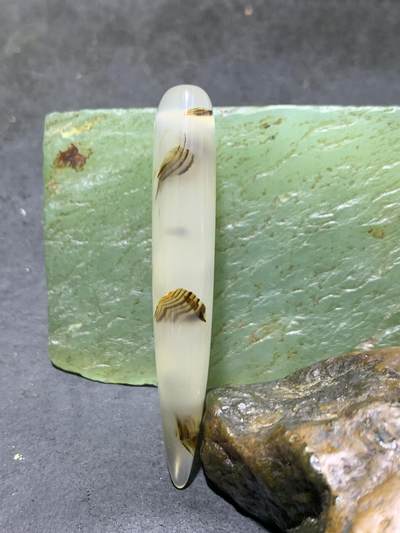 高玉化冰透草花纹海洋玉髓随形通货牙形吊坠一个 高玉化冰透草花纹海洋玉髓随形通货牙形吊坠一个