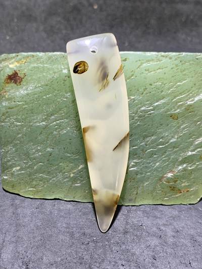 高玉化冰透草花纹海洋玉髓随形通货牙形吊坠一个 高玉化冰透草花纹海洋玉髓随形通货牙形吊坠一个