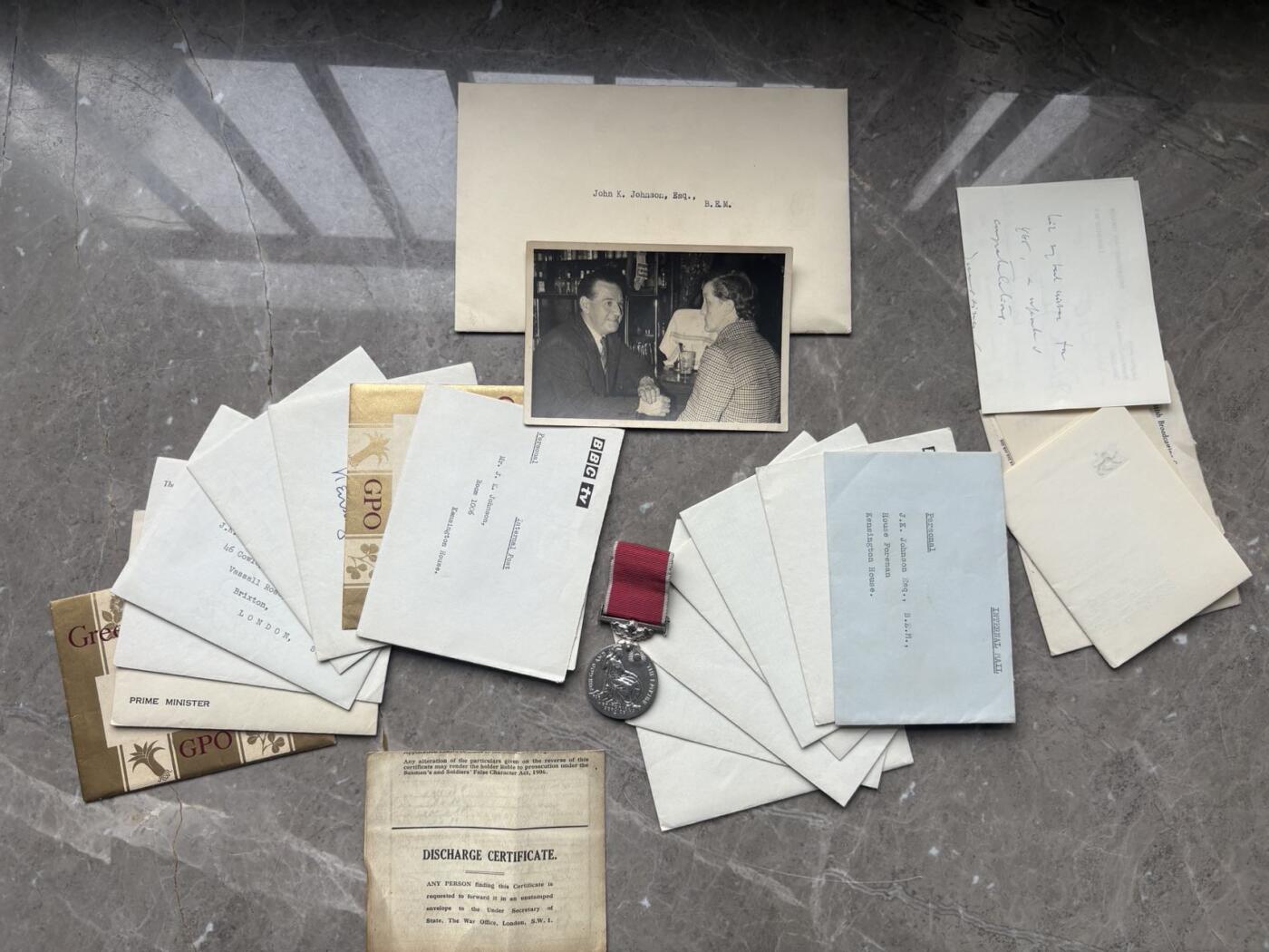 盛世勋华——号角文化勋章邮票专场拍卖第299期 英国BEM奖章大全套 1965年实发授予英国广播电视公司（BBC，英国最大的国有公共媒体机构）部门经理约翰•约翰逊，包括bem奖章 银制 带原盒 备用绶带 伊丽莎白二世女王签名证书，唐宁街十号首相府时任首相哈罗德·威尔逊祝贺信件，获得者大照片以及受勋全套信件，包括首相首席私人秘书米歇尔爵士签名，以及BBC行政总裁，电视中心，广播中心在内众多高管的十多封贺信，很有意思的大全套