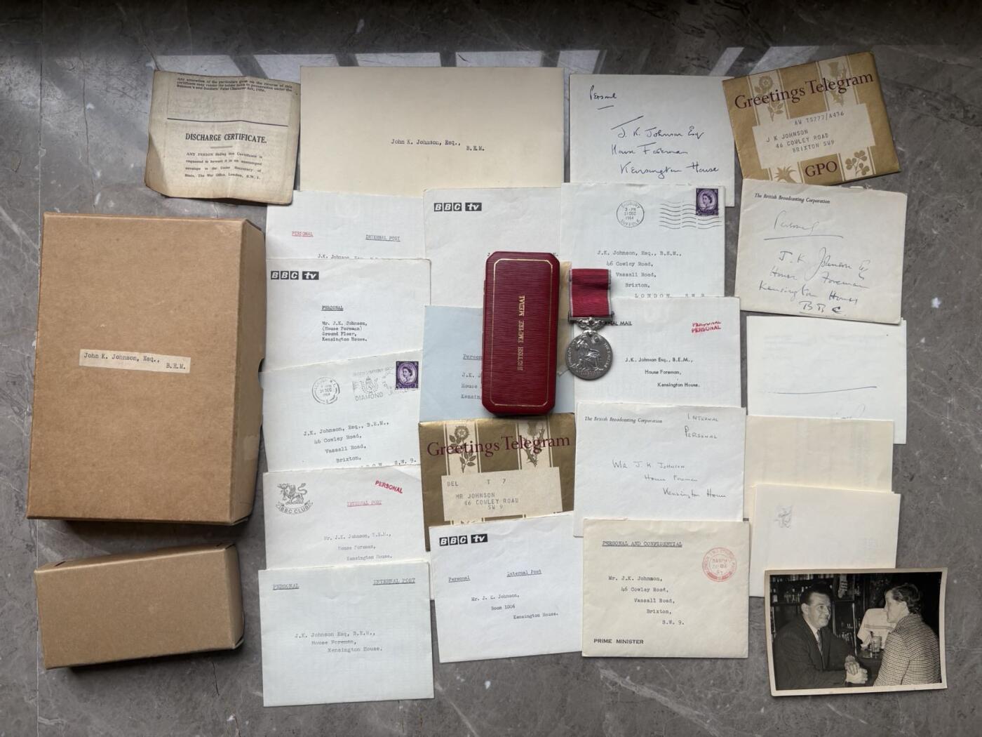 盛世勋华——号角文化勋章邮票专场拍卖第299期 英国BEM奖章大全套 1965年实发授予英国广播电视公司（BBC，英国最大的国有公共媒体机构）部门经理约翰•约翰逊，包括bem奖章 银制 带原盒 备用绶带 伊丽莎白二世女王签名证书，唐宁街十号首相府时任首相哈罗德·威尔逊祝贺信件，获得者大照片以及受勋全套信件，包括首相首席私人秘书米歇尔爵士签名，以及BBC行政总裁，电视中心，广播中心在内众多高管的十多封贺信，很有意思的大全套