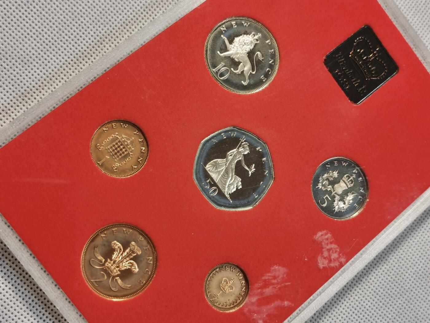  甄臻铺-世界币章拍卖（第14期）送拍享返佣金等优惠多多 1981年英国套币，淡淡自然包浆，所有面值配1枚徽章