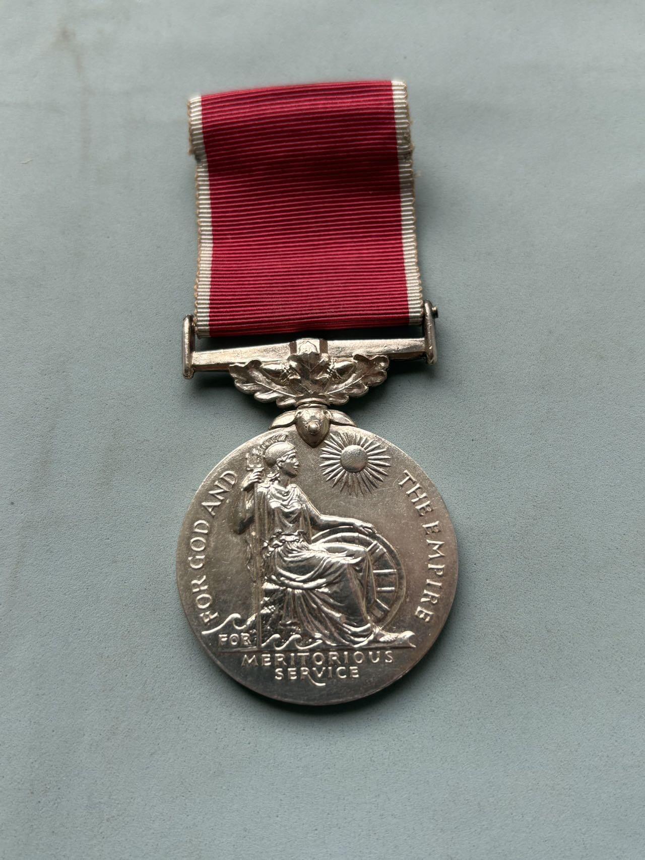 盛世勋华——号角文化勋章邮票专场拍卖第299期 英国BEM奖章大全套 1965年实发授予英国广播电视公司（BBC，英国最大的国有公共媒体机构）部门经理约翰•约翰逊，包括bem奖章 银制 带原盒 备用绶带 伊丽莎白二世女王签名证书，唐宁街十号首相府时任首相哈罗德·威尔逊祝贺信件，获得者大照片以及受勋全套信件，包括首相首席私人秘书米歇尔爵士签名，以及BBC行政总裁，电视中心，广播中心在内众多高管的十多封贺信，很有意思的大全套