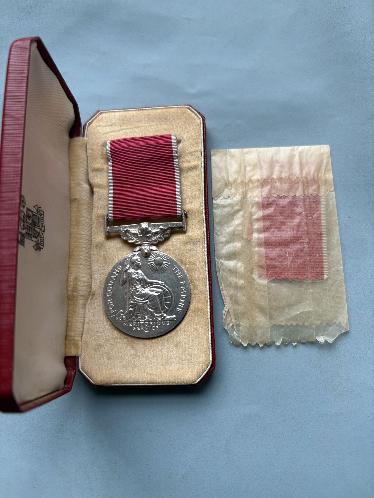 盛世勋华——号角文化勋章邮票专场拍卖第299期 英国BEM奖章大全套 1965年实发授予英国广播电视公司（BBC，英国最大的国有公共媒体机构）部门经理约翰•约翰逊，包括bem奖章 银制 带原盒 备用绶带 伊丽莎白二世女王签名证书，唐宁街十号首相府时任首相哈罗德·威尔逊祝贺信件，获得者大照片以及受勋全套信件，包括首相首席私人秘书米歇尔爵士签名，以及BBC行政总裁，电视中心，广播中心在内众多高管的十多封贺信，很有意思的大全套