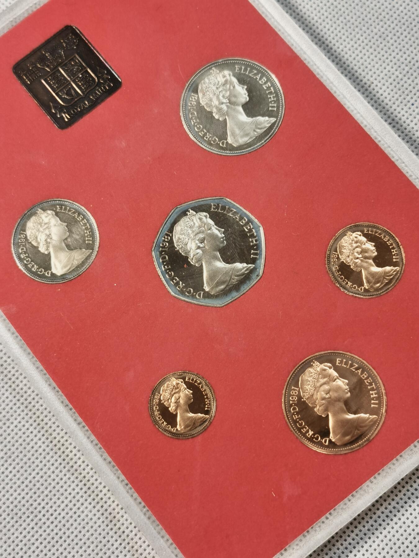  甄臻铺-世界币章拍卖（第14期）送拍享返佣金等优惠多多 1981年英国套币，淡淡自然包浆，所有面值配1枚徽章