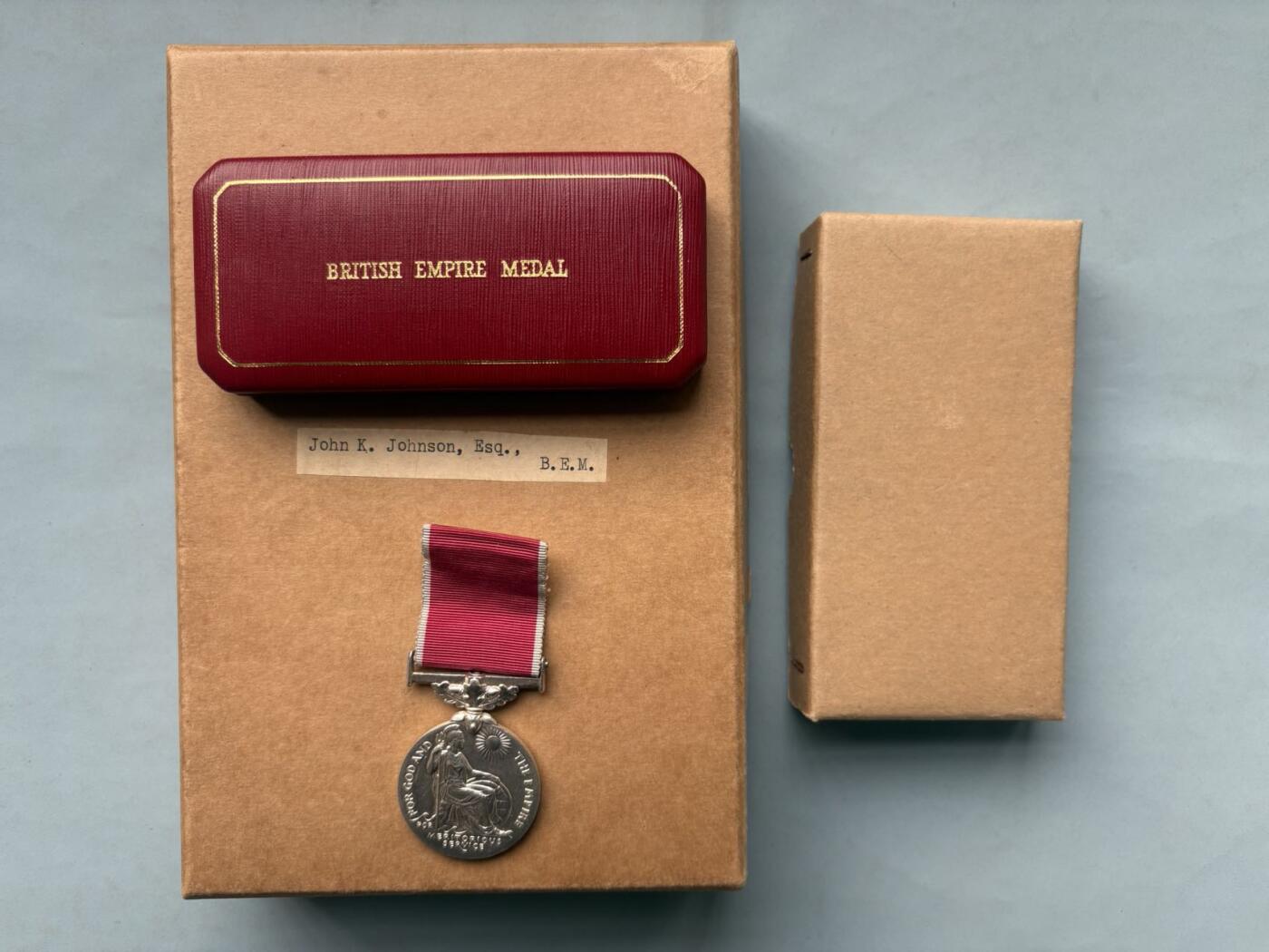 盛世勋华——号角文化勋章邮票专场拍卖第299期 英国BEM奖章大全套 1965年实发授予英国广播电视公司（BBC，英国最大的国有公共媒体机构）部门经理约翰•约翰逊，包括bem奖章 银制 带原盒 备用绶带 伊丽莎白二世女王签名证书，唐宁街十号首相府时任首相哈罗德·威尔逊祝贺信件，获得者大照片以及受勋全套信件，包括首相首席私人秘书米歇尔爵士签名，以及BBC行政总裁，电视中心，广播中心在内众多高管的十多封贺信，很有意思的大全套