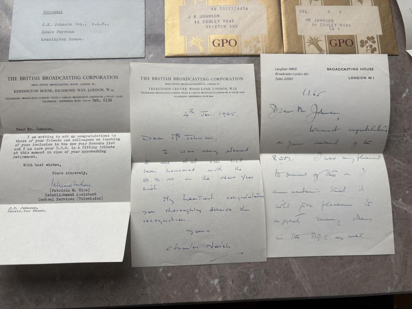 盛世勋华——号角文化勋章邮票专场拍卖第299期 英国BEM奖章大全套 1965年实发授予英国广播电视公司（BBC，英国最大的国有公共媒体机构）部门经理约翰•约翰逊，包括bem奖章 银制 带原盒 备用绶带 伊丽莎白二世女王签名证书，唐宁街十号首相府时任首相哈罗德·威尔逊祝贺信件，获得者大照片以及受勋全套信件，包括首相首席私人秘书米歇尔爵士签名，以及BBC行政总裁，电视中心，广播中心在内众多高管的十多封贺信，很有意思的大全套