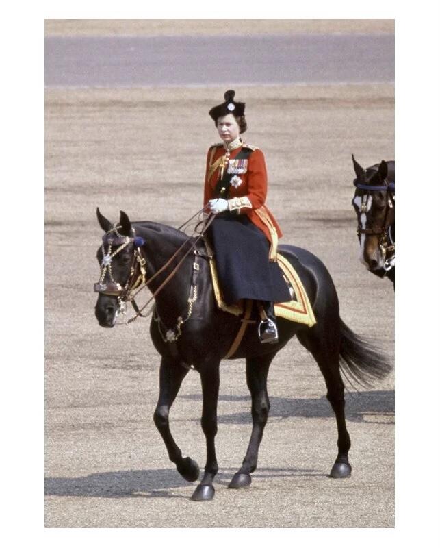 英国1977年 伊丽莎白骑马镀金高浮雕精制币章吊坠 50MM
