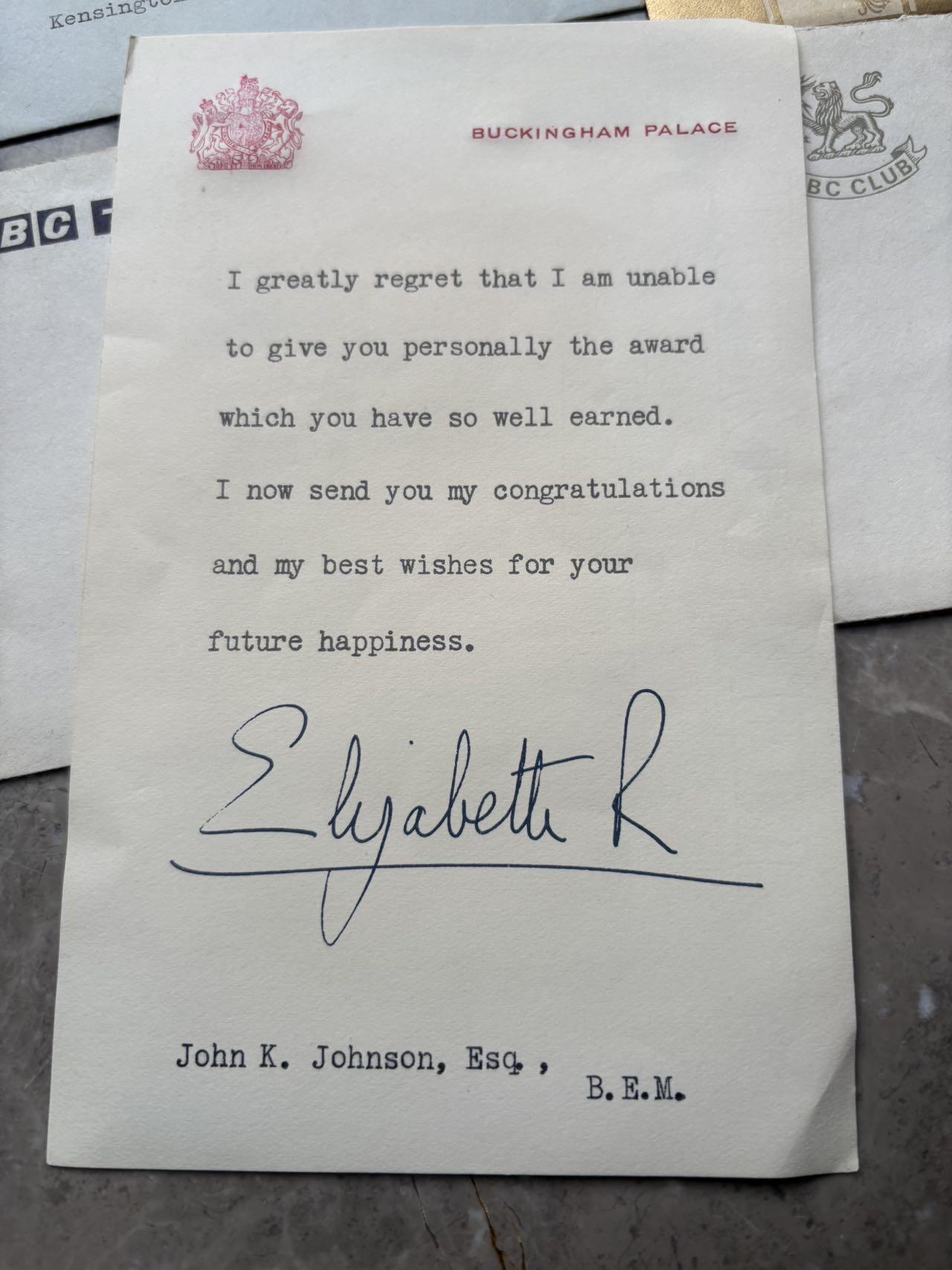 盛世勋华——号角文化勋章邮票专场拍卖第299期 英国BEM奖章大全套 1965年实发授予英国广播电视公司（BBC，英国最大的国有公共媒体机构）部门经理约翰•约翰逊，包括bem奖章 银制 带原盒 备用绶带 伊丽莎白二世女王签名证书，唐宁街十号首相府时任首相哈罗德·威尔逊祝贺信件，获得者大照片以及受勋全套信件，包括首相首席私人秘书米歇尔爵士签名，以及BBC行政总裁，电视中心，广播中心在内众多高管的十多封贺信，很有意思的大全套