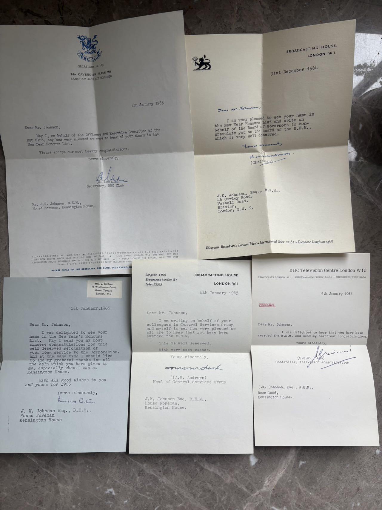 盛世勋华——号角文化勋章邮票专场拍卖第299期 英国BEM奖章大全套 1965年实发授予英国广播电视公司（BBC，英国最大的国有公共媒体机构）部门经理约翰•约翰逊，包括bem奖章 银制 带原盒 备用绶带 伊丽莎白二世女王签名证书，唐宁街十号首相府时任首相哈罗德·威尔逊祝贺信件，获得者大照片以及受勋全套信件，包括首相首席私人秘书米歇尔爵士签名，以及BBC行政总裁，电视中心，广播中心在内众多高管的十多封贺信，很有意思的大全套