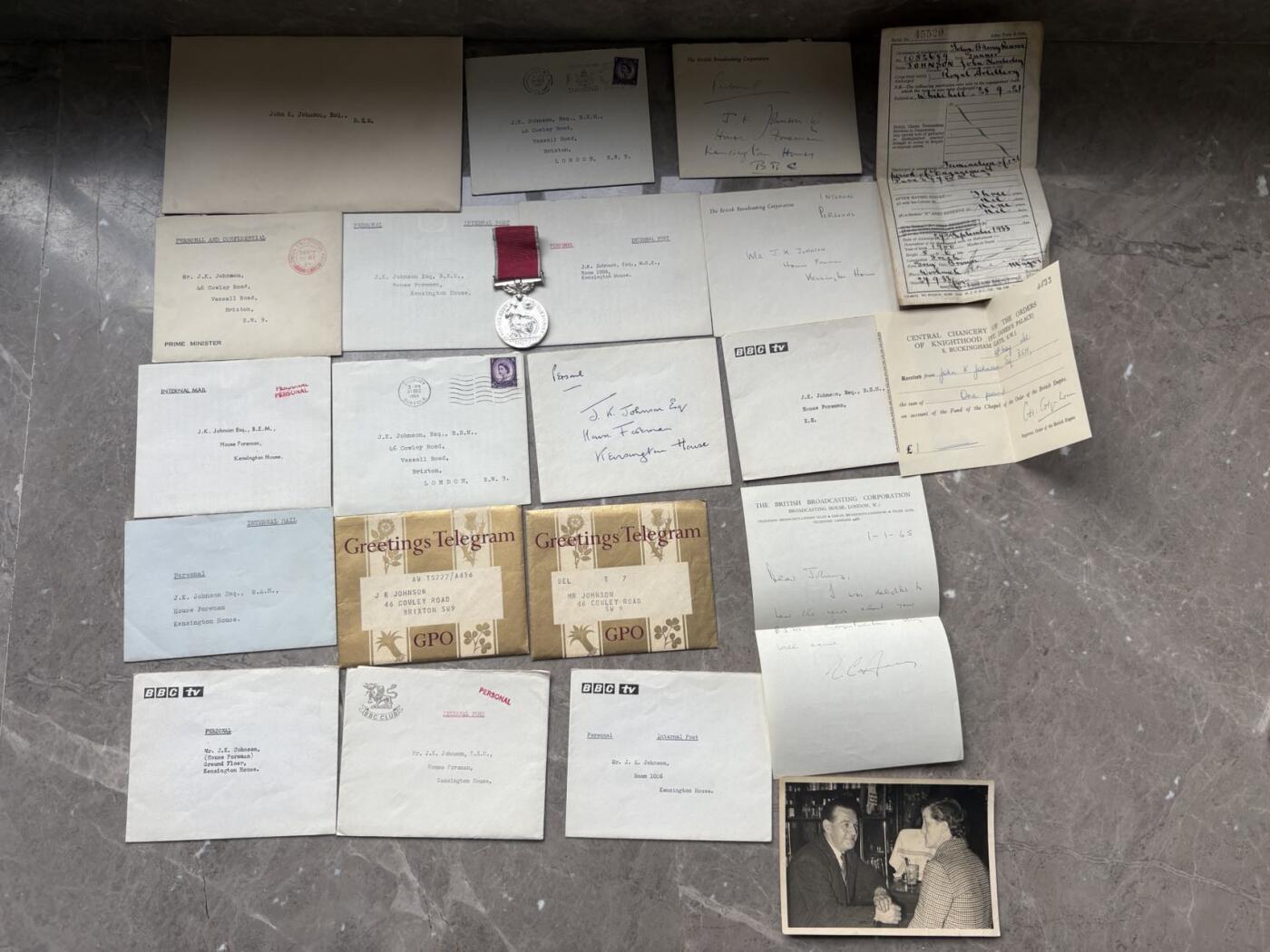 盛世勋华——号角文化勋章邮票专场拍卖第299期 英国BEM奖章大全套 1965年实发授予英国广播电视公司（BBC，英国最大的国有公共媒体机构）部门经理约翰•约翰逊，包括bem奖章 银制 带原盒 备用绶带 伊丽莎白二世女王签名证书，唐宁街十号首相府时任首相哈罗德·威尔逊祝贺信件，获得者大照片以及受勋全套信件，包括首相首席私人秘书米歇尔爵士签名，以及BBC行政总裁，电视中心，广播中心在内众多高管的十多封贺信，很有意思的大全套
