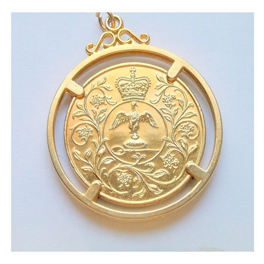 英国1977年 伊丽莎白骑马镀金高浮雕精制币章吊坠 50MM