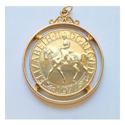 英国1977年 伊丽莎白骑马镀金高浮雕精制币章吊坠 50MM - 英国1977年 伊丽莎白骑马镀金高浮雕精制币章吊坠 50MM