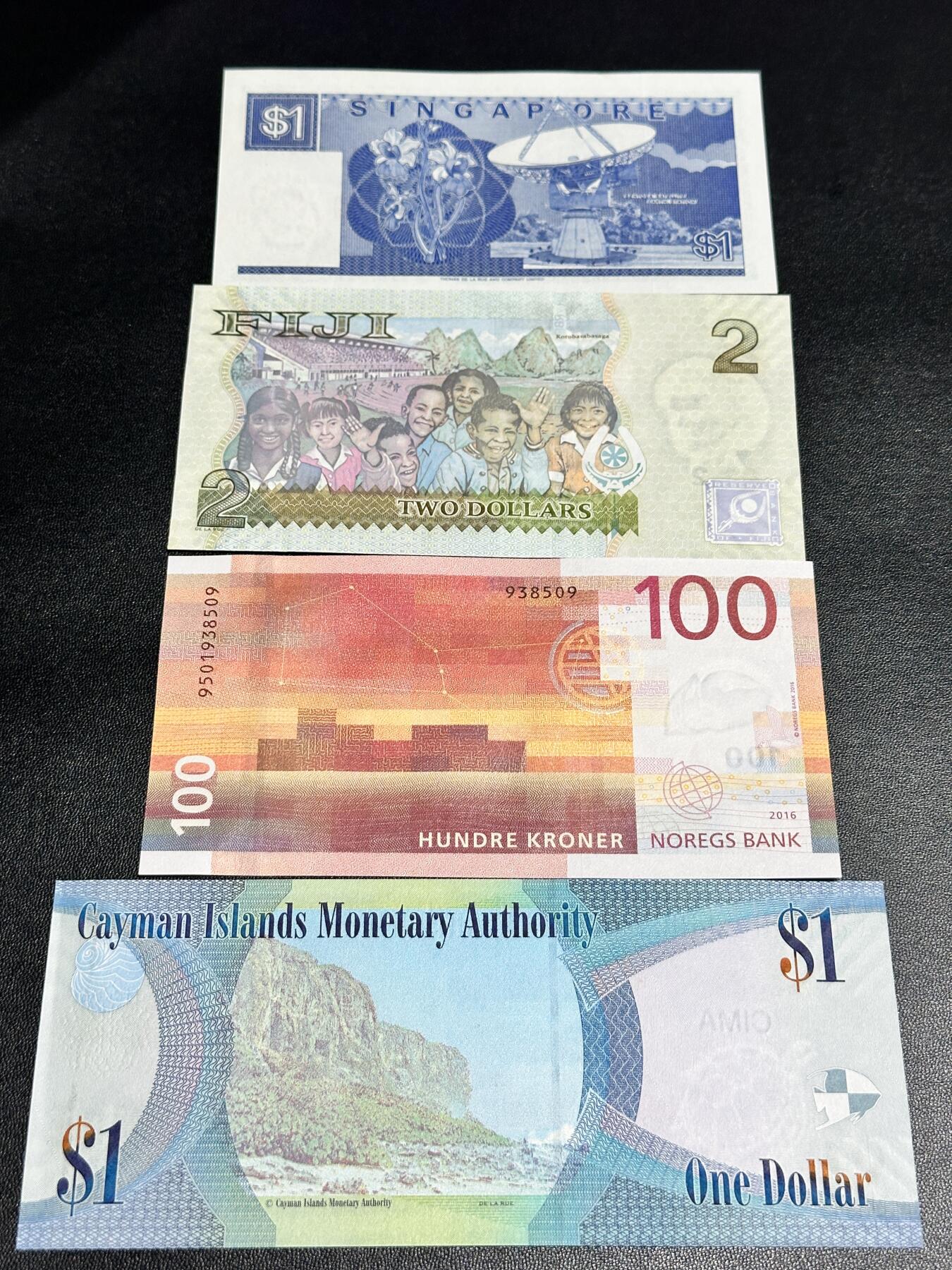 《外钞收藏家》第五百一十七期（五一假期畅拍场）（本平台长期征集拍品、欢迎联系） 新加坡、斐济、挪威、开曼群岛四张一起 全新 开曼和新加坡边不绝 斐济边角轻微潮
